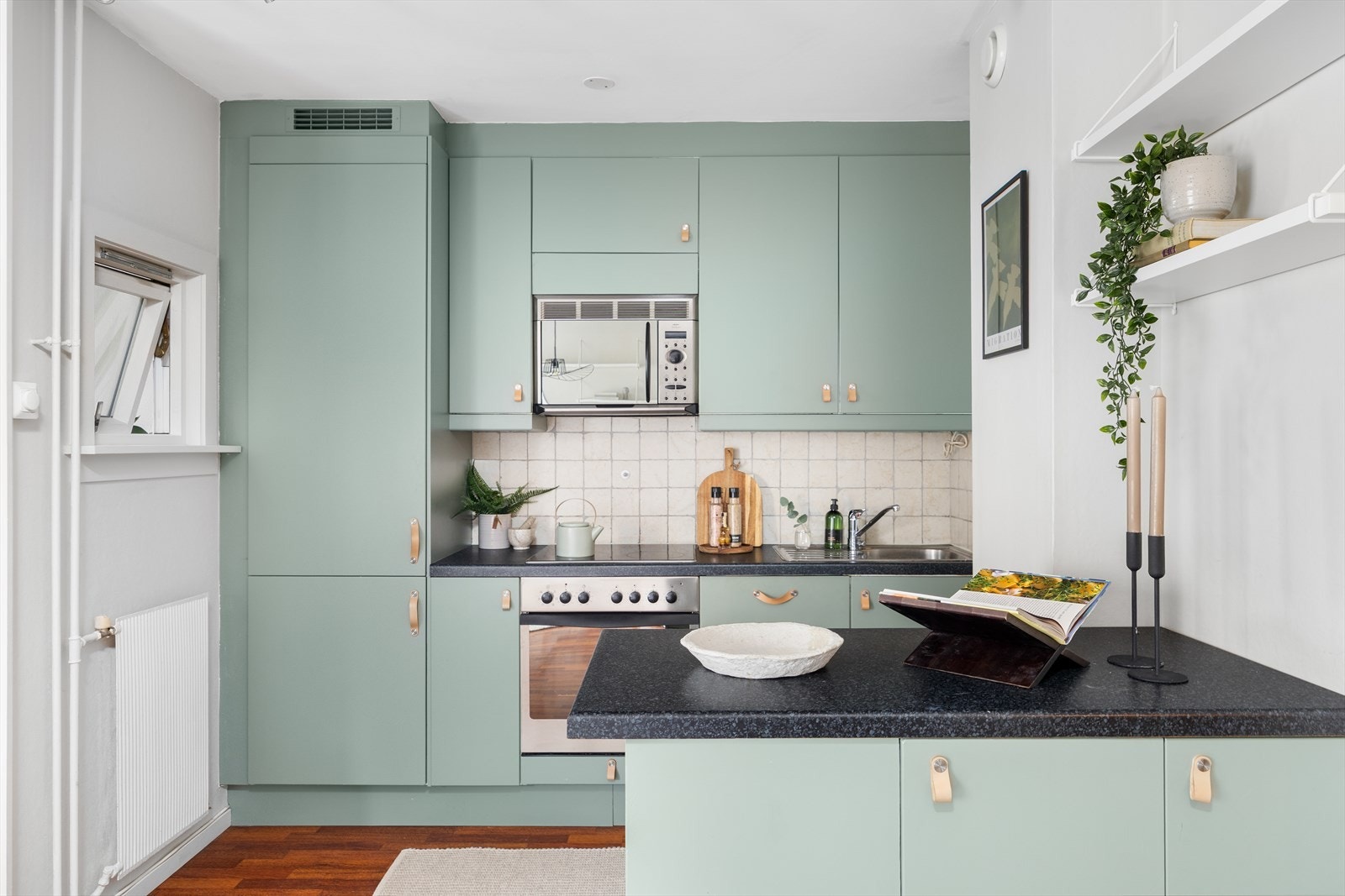 Moderne kjøkkenløsning med godt med skapplass og naturlig plassering i åpen stue-/kjøkkenløsning. Effektivt og innbydende. Galleribilde