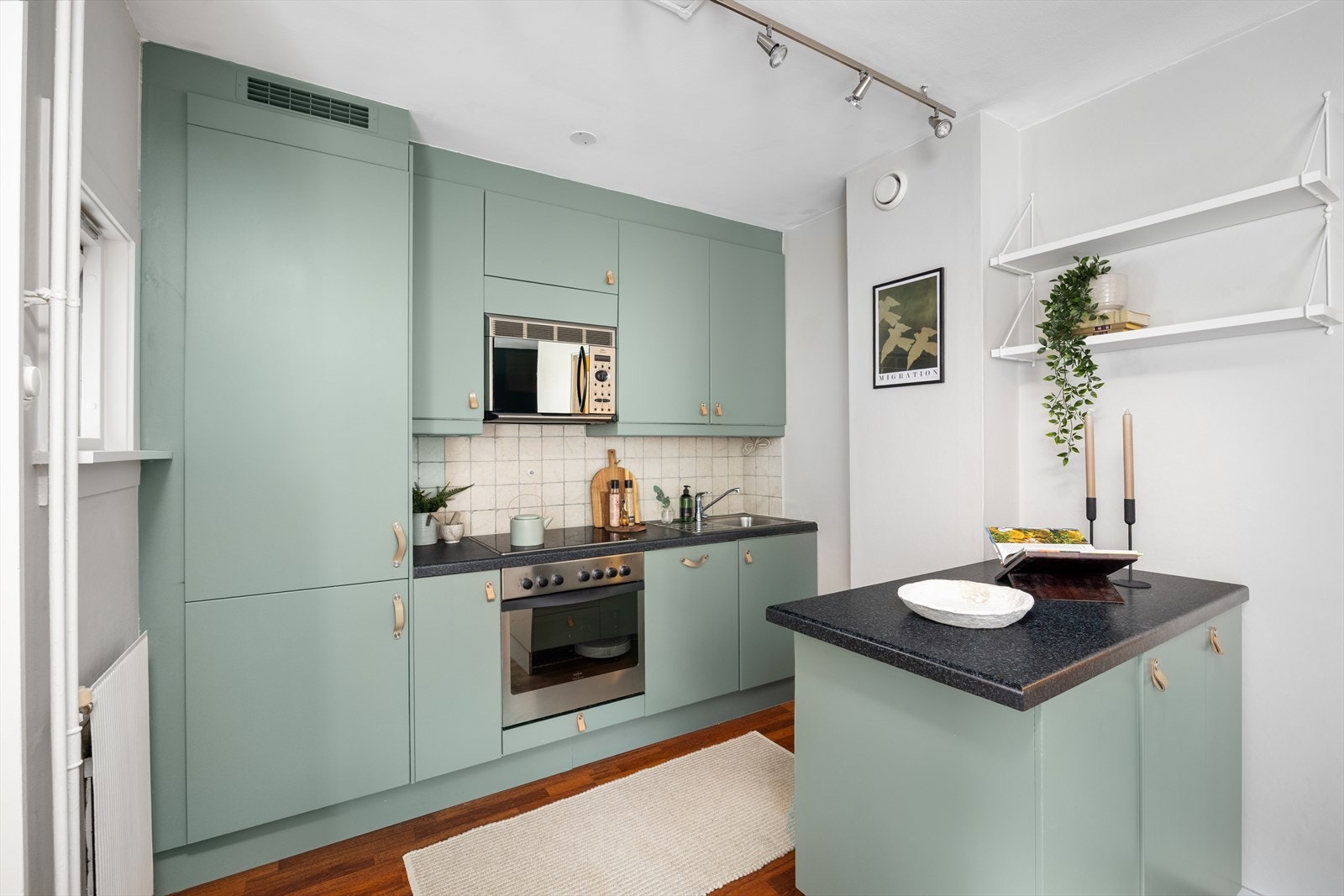 Kjøkkenøy med god benkeplass og oppbevaring. Galleribilde