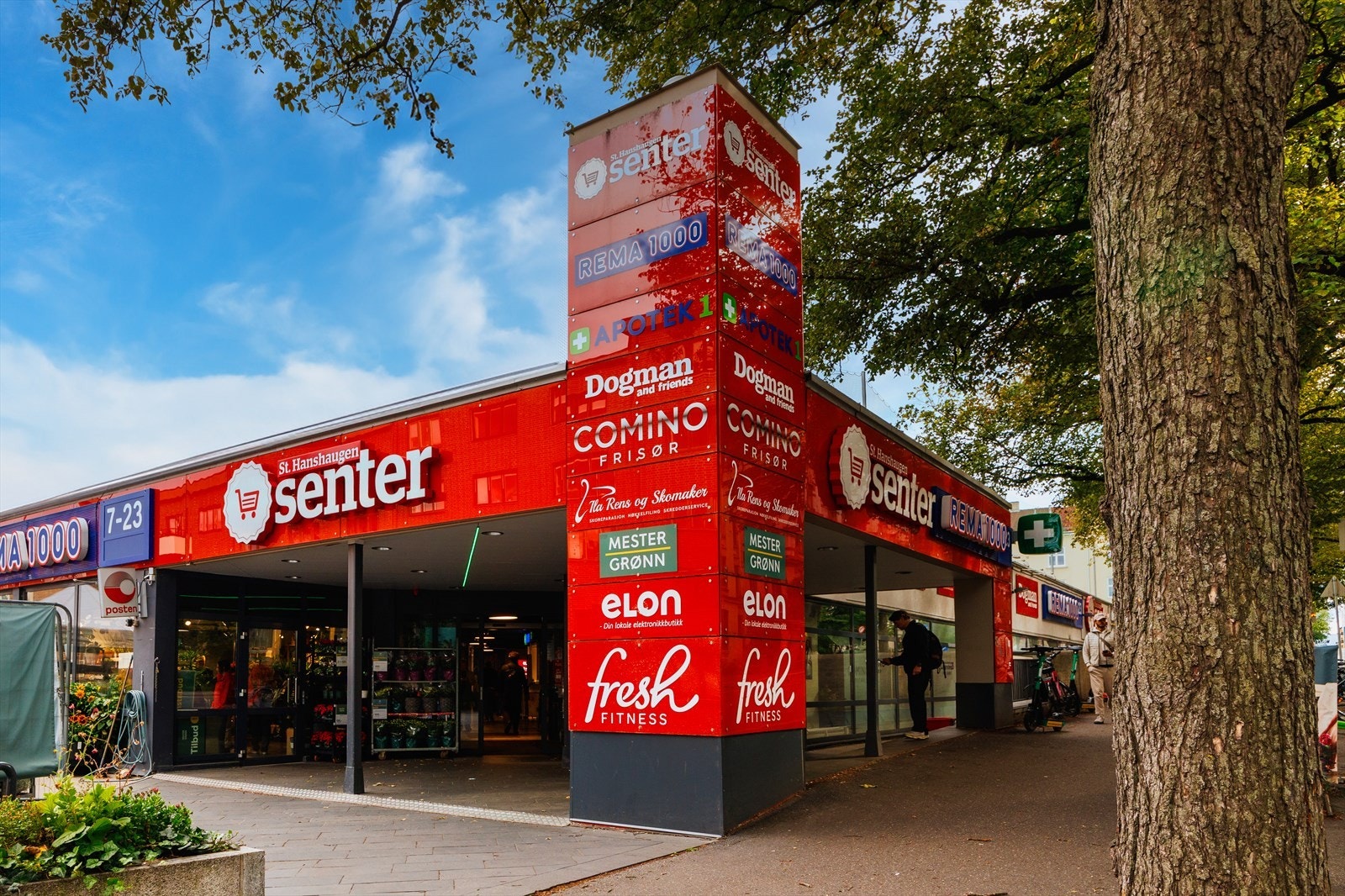 Kun 2 minutters gange til St. Hanshaugen Senter med dagligvare, apotek, blomsterbutikk og mer. Galleribilde