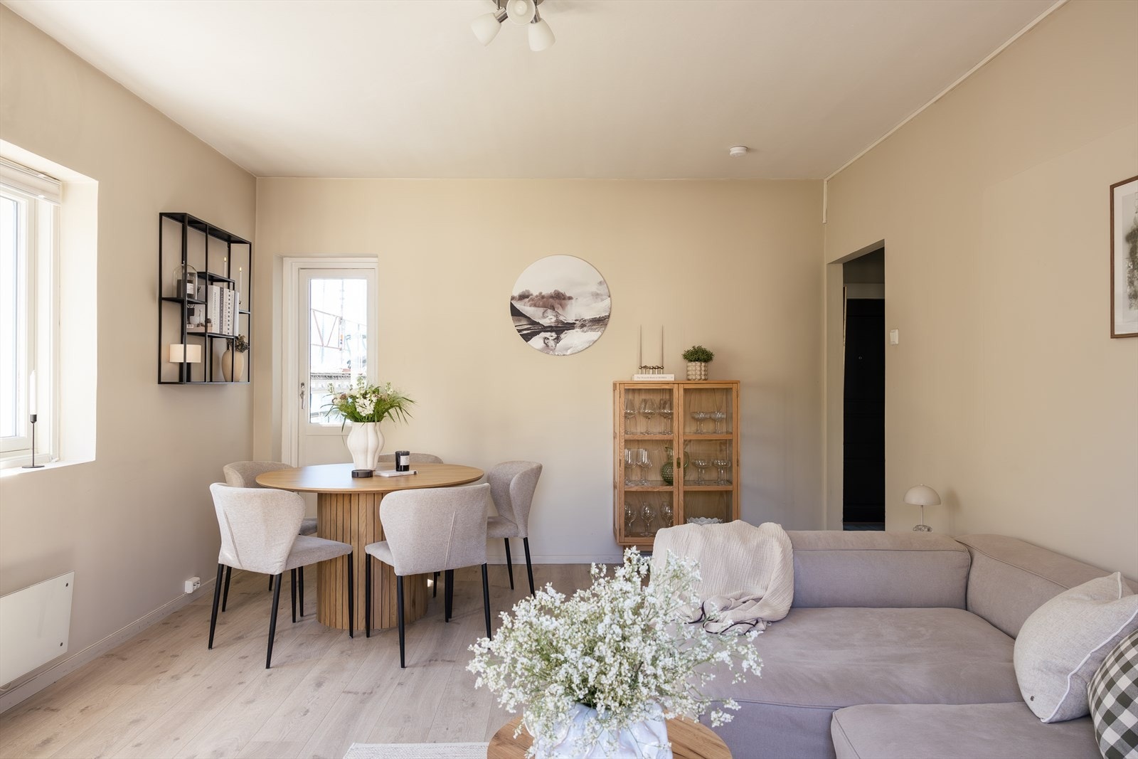 Rett bak spisebordet ligger den østvendte balkongen, ideell for å starte dagen i morgensol. Galleribilde