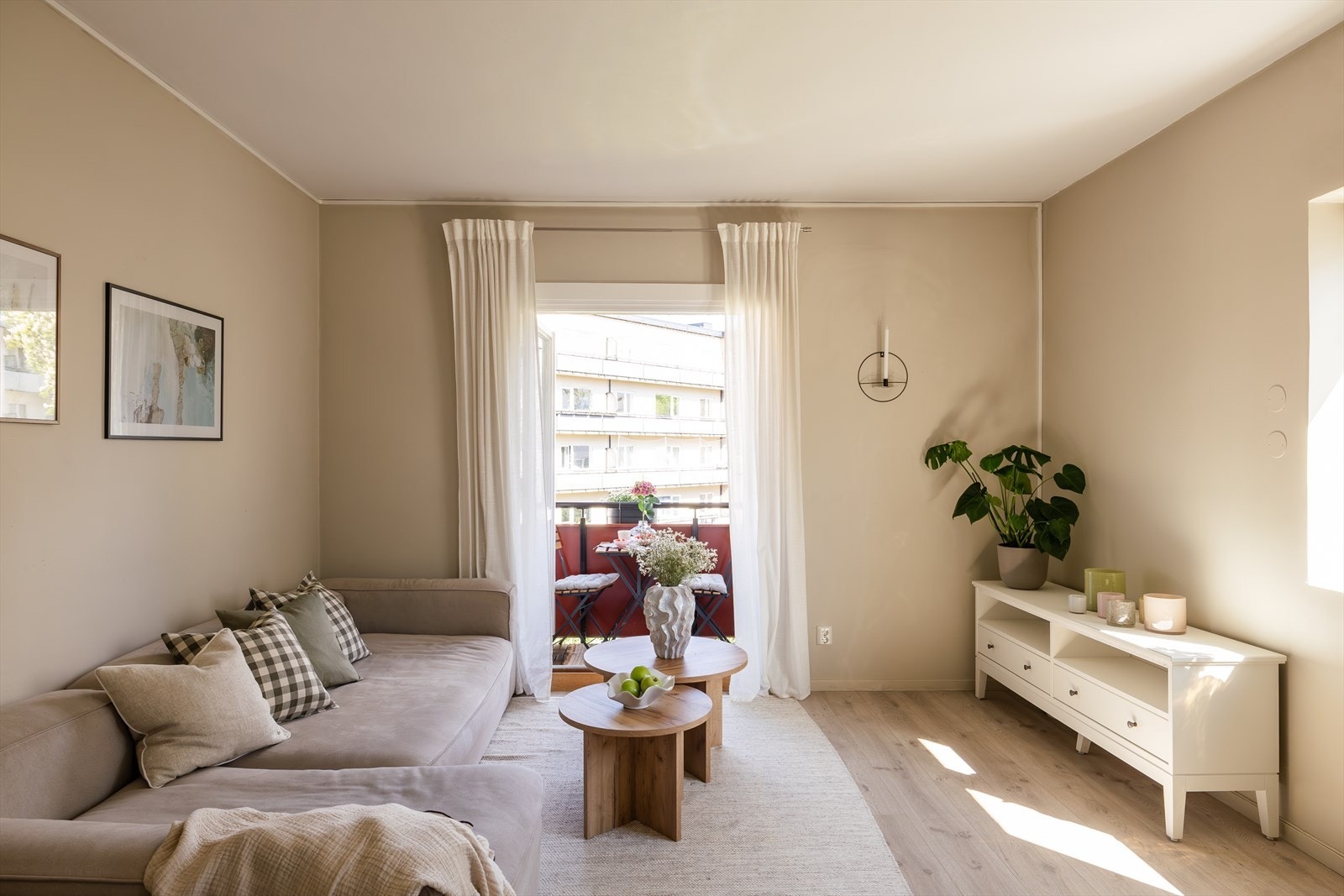 Leiligheten er malt i en lys og behagelig tone som skaper en varm atmosfære. Galleribilde