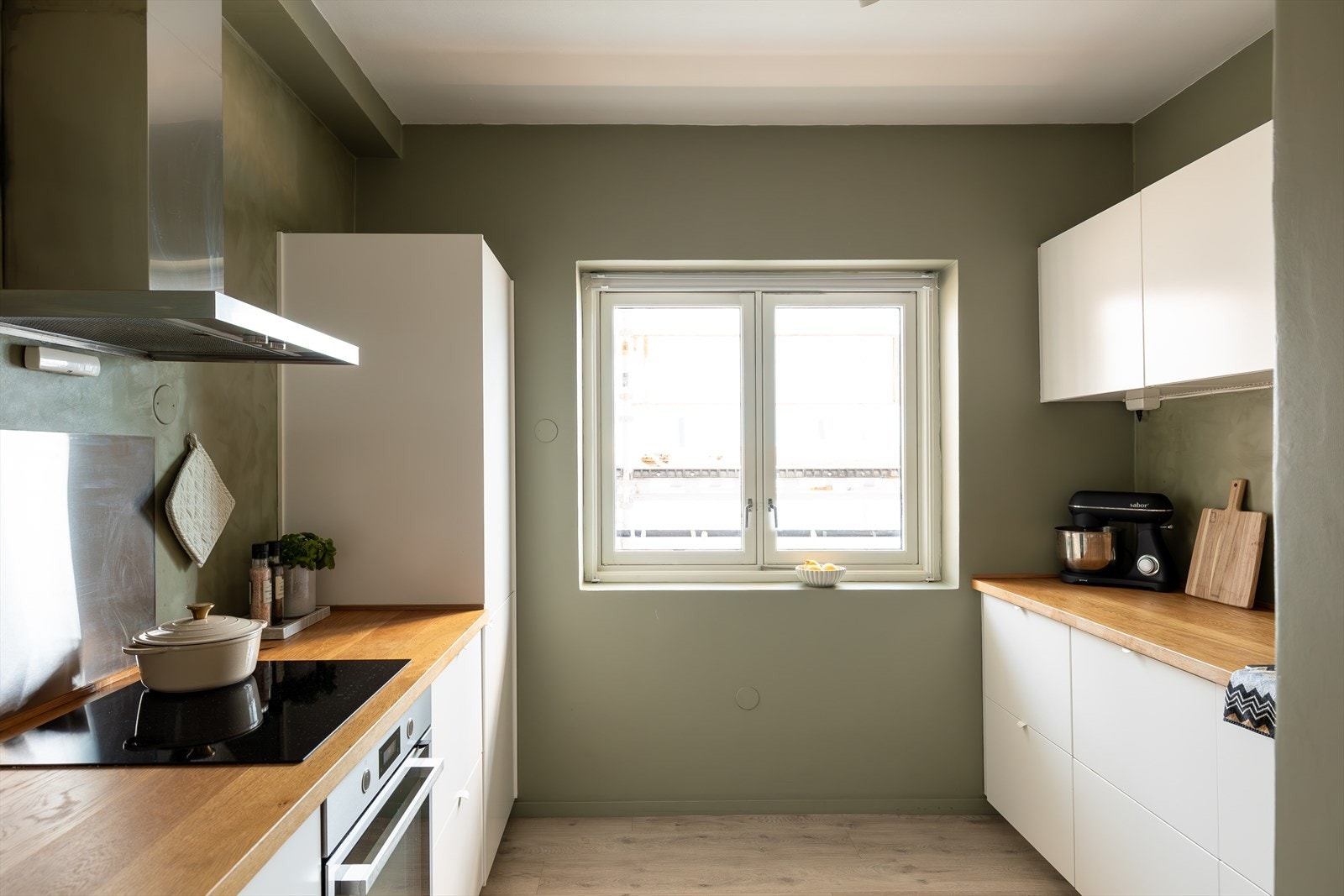 Romlig kjøkken fra 2020 med god benk- og skapplass. Galleribilde