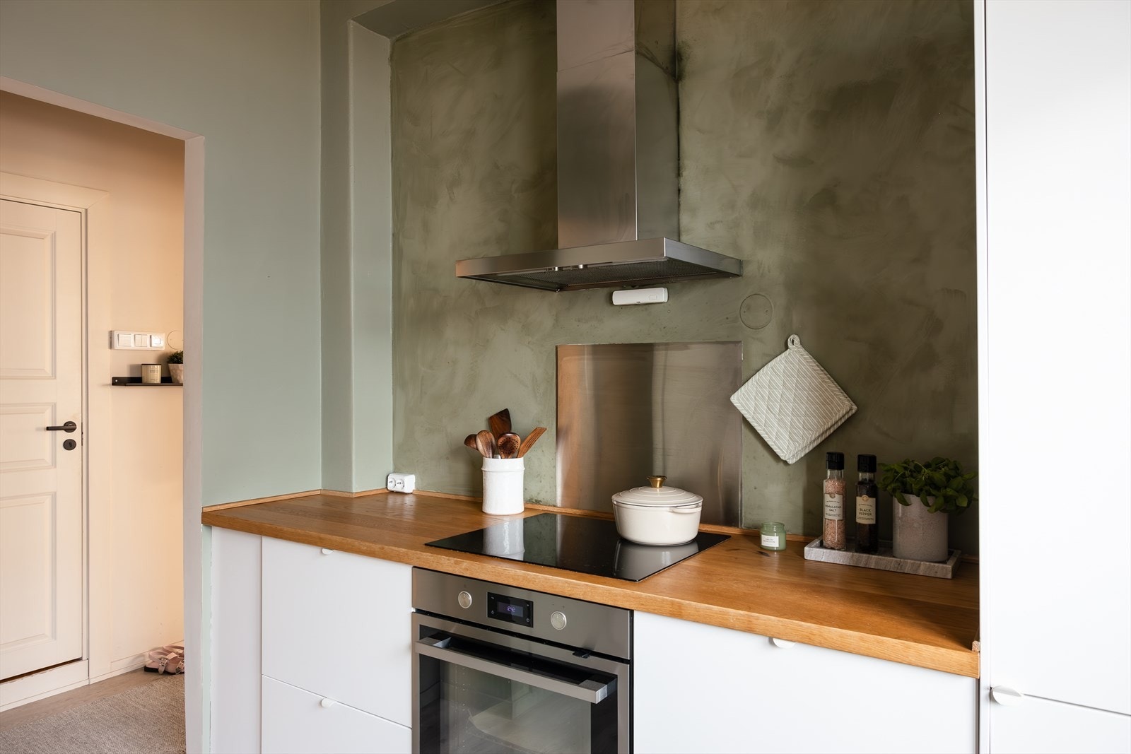 Kjøkkeninnredning med tidløse fronter. Galleribilde