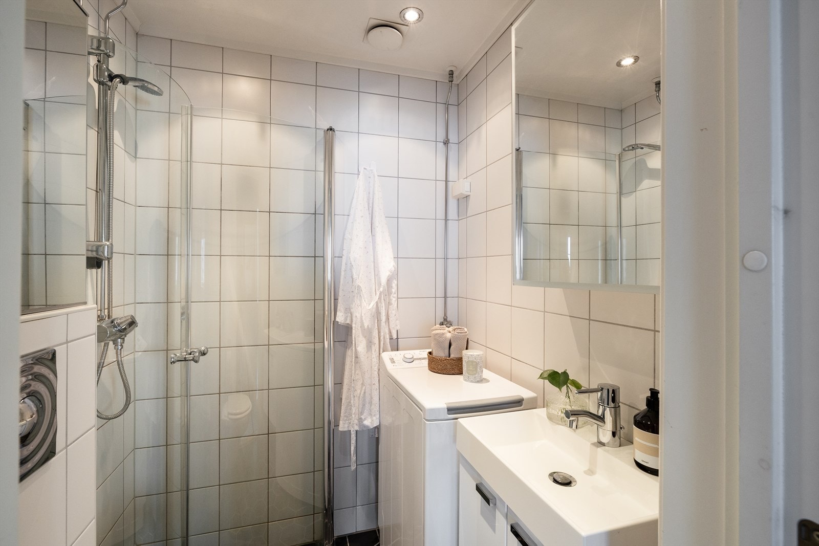 Pent flislagt bad med varmekabler. Her er det opplegg for vaskemaskin. Galleribilde