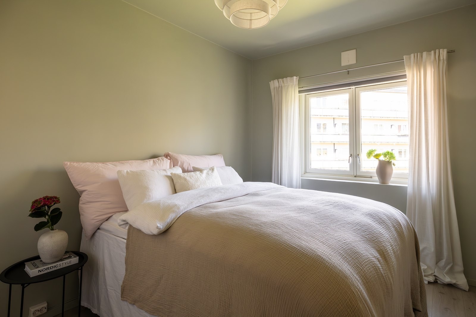 Romslig soverom med god plass til dobbeltseng og annet ønsket møblement. Galleribilde