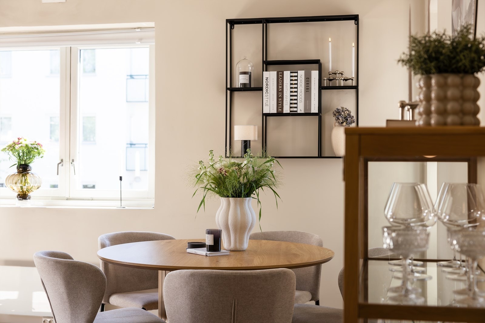 I stuen har du god plass til spisebord hvor du kan invitere venner og familie på hyggelige middager. Galleribilde