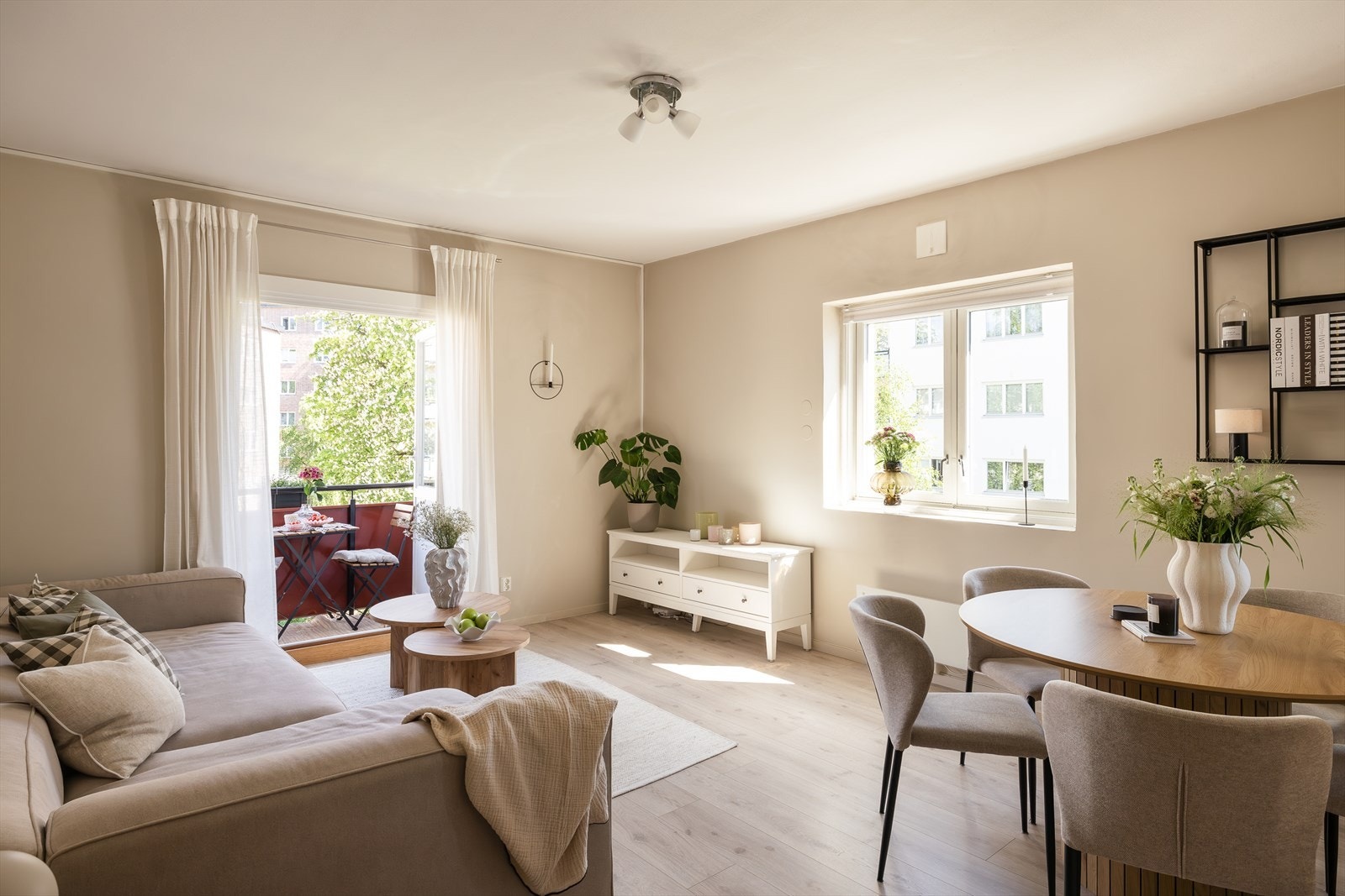 En stor 2-roms hjørneleilighet med utrolig god planløsning, solrik balkong og separat kjøkken. Galleribilde