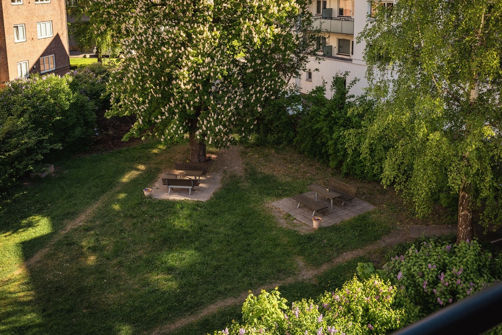 Rett utenfor døren finner du velstelte grøntområder med koselige sittegrupper. Galleribilde