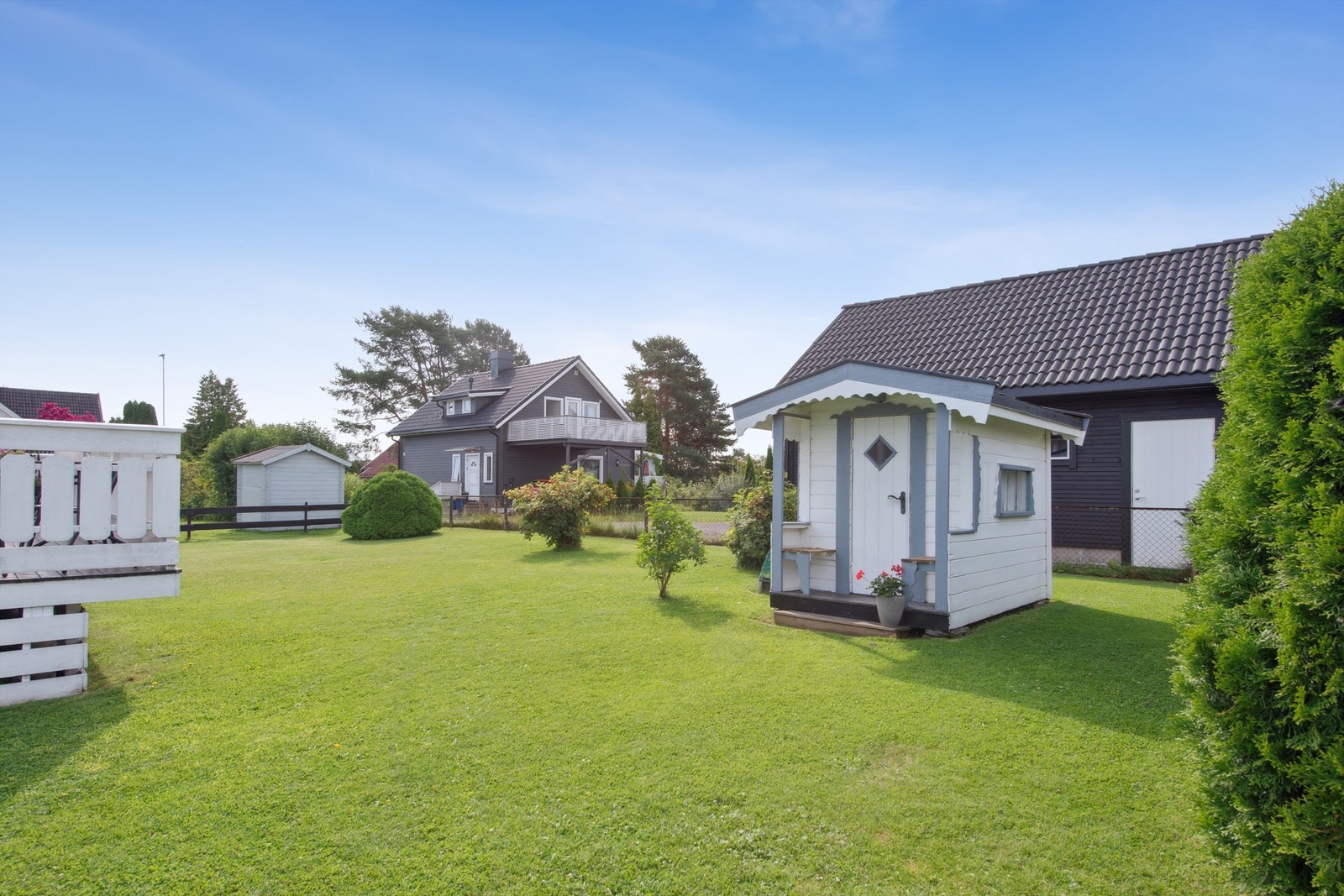 Solrik og barnevennlig hage med frittstående bod og god plass til lek og aktiviteter. Galleribilde