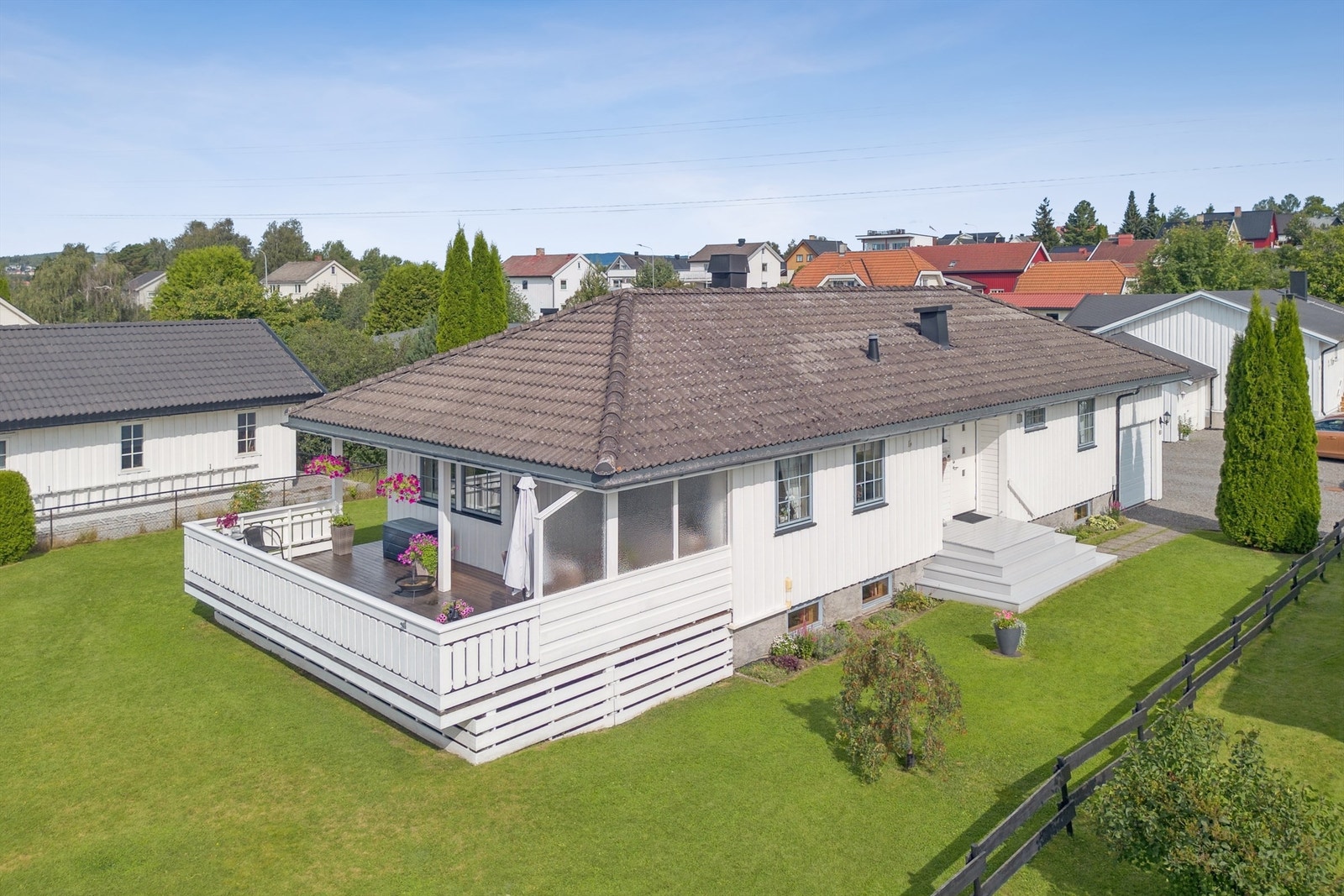 Solrik og romslig terrasse med levegger gir flotte muligheter for uteliv og sosiale sammenkomster. Galleribilde