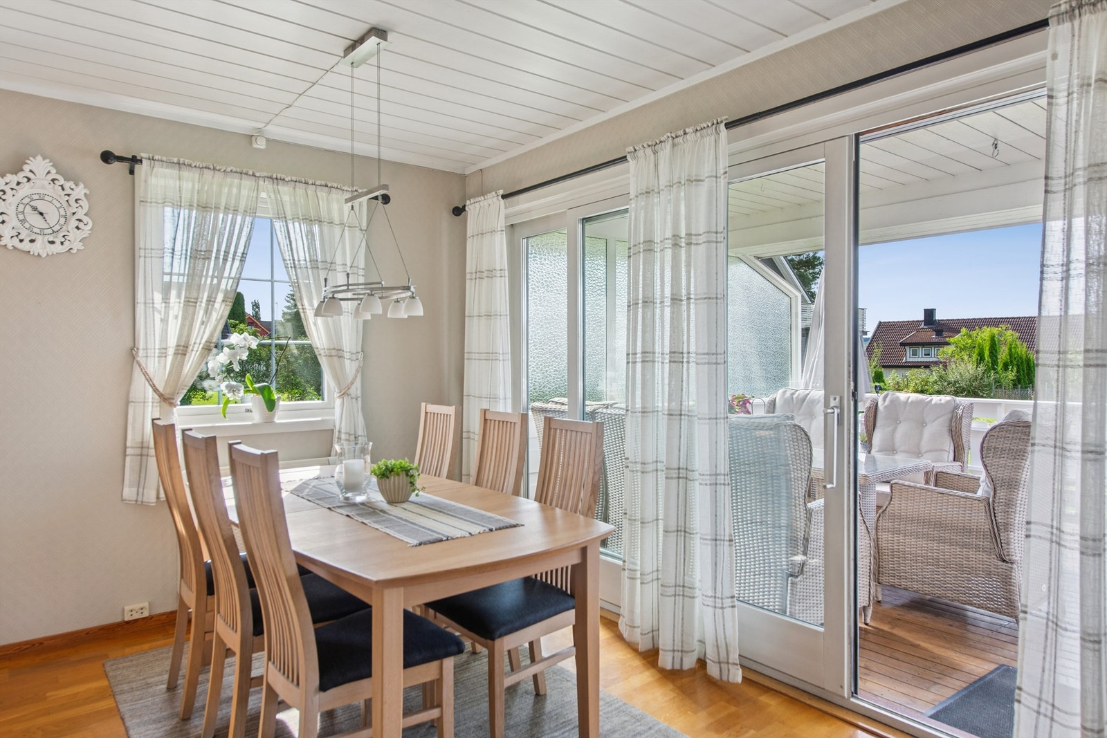 Spisestuen har direkte utgang til verandaen via en stor heve/skyvedør. Galleribilde