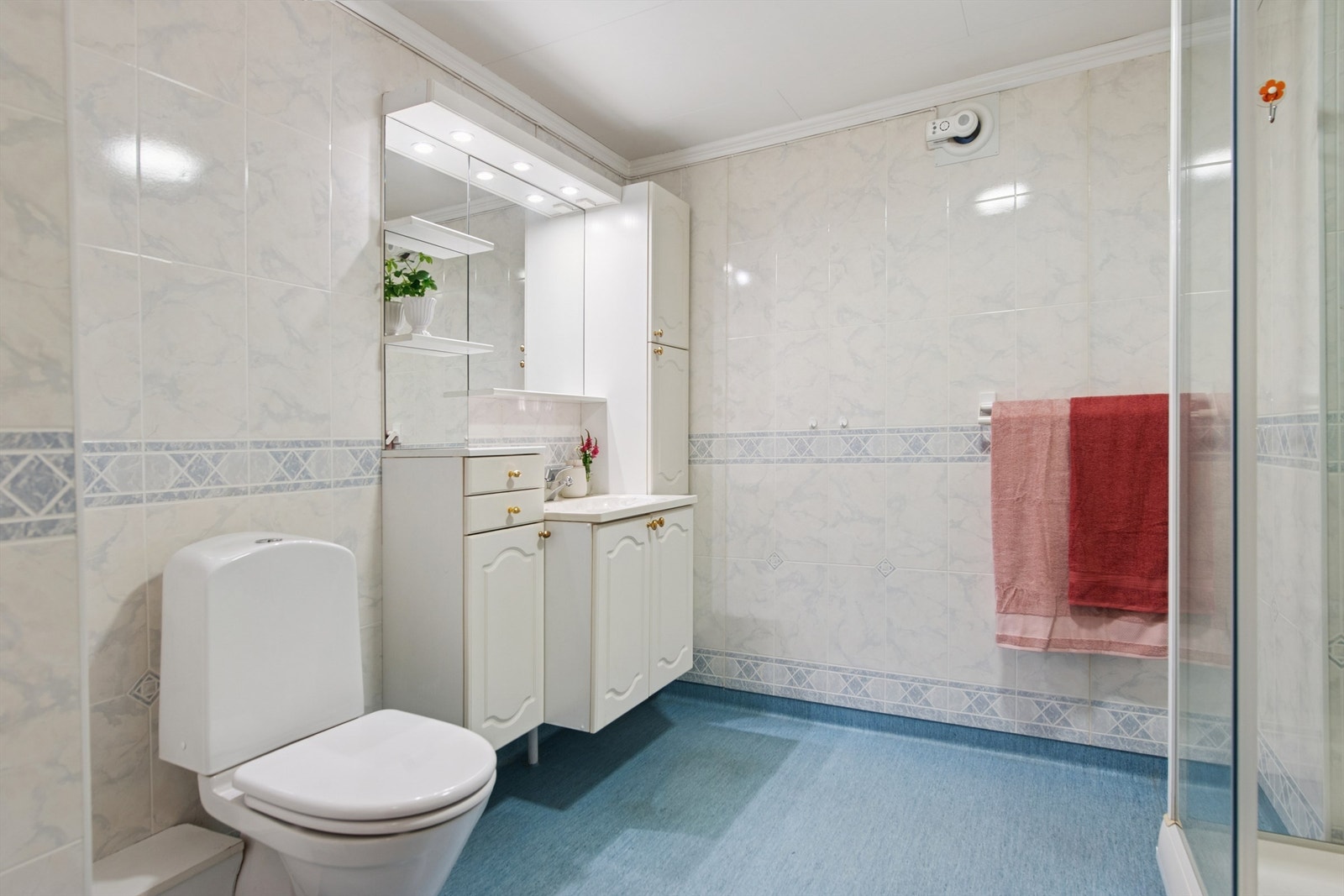 Bad i kjeller fra 2002. Badet er romslig, har innredning med nedfelt servant og dusjkabinett. Galleribilde
