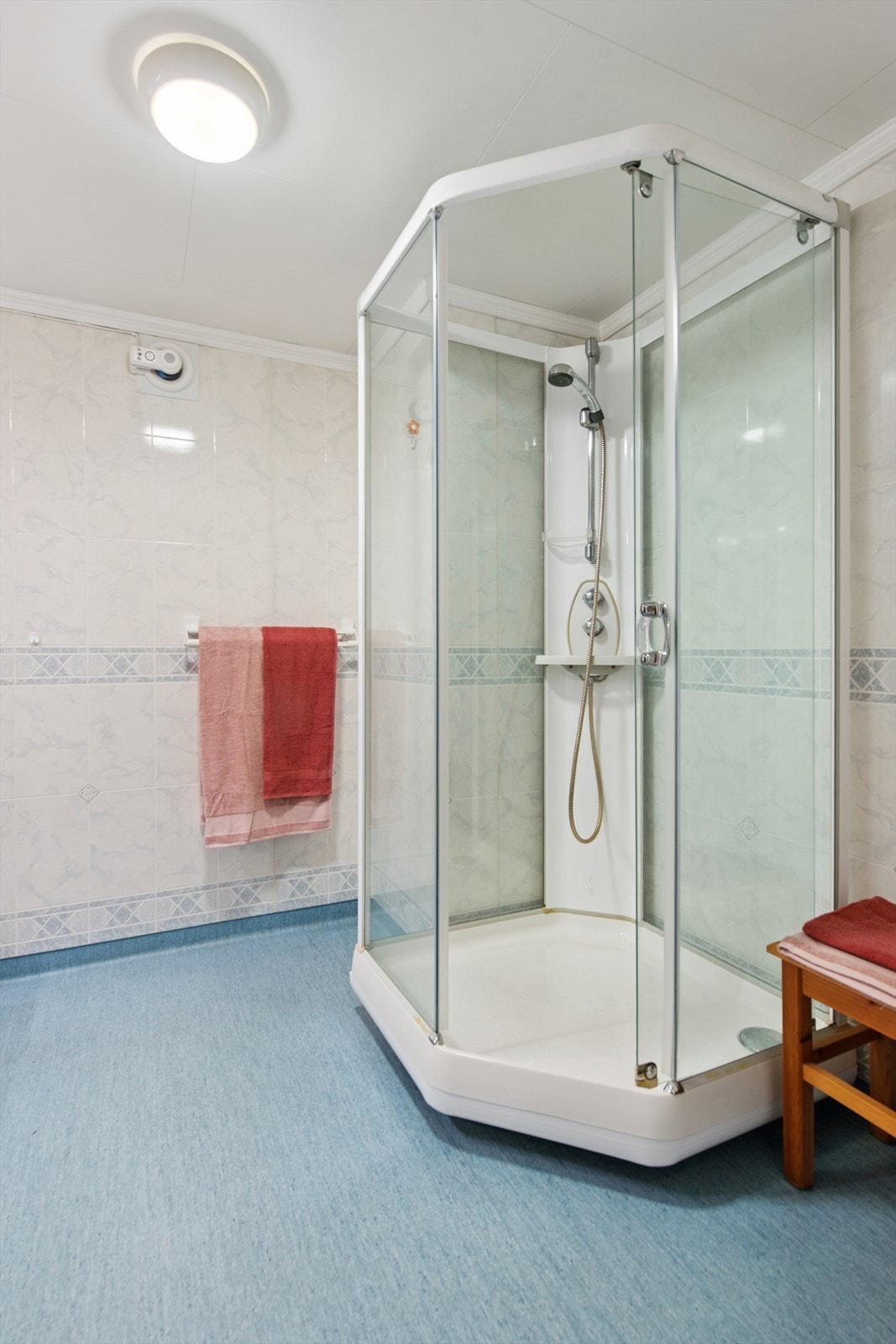Dusjkabinett og vinylbelegg på gulv sørger for brukervennlighet på kjellerbadet. Galleribilde