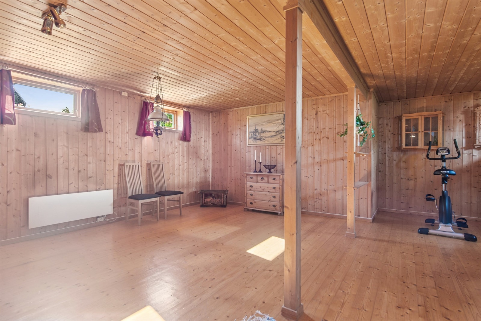 Romslig kjellerstue med panelvegger og fleksibel plass for tv-stue, lek eller trening. (Rommet er ikke godkjent til varig opphold) Galleribilde