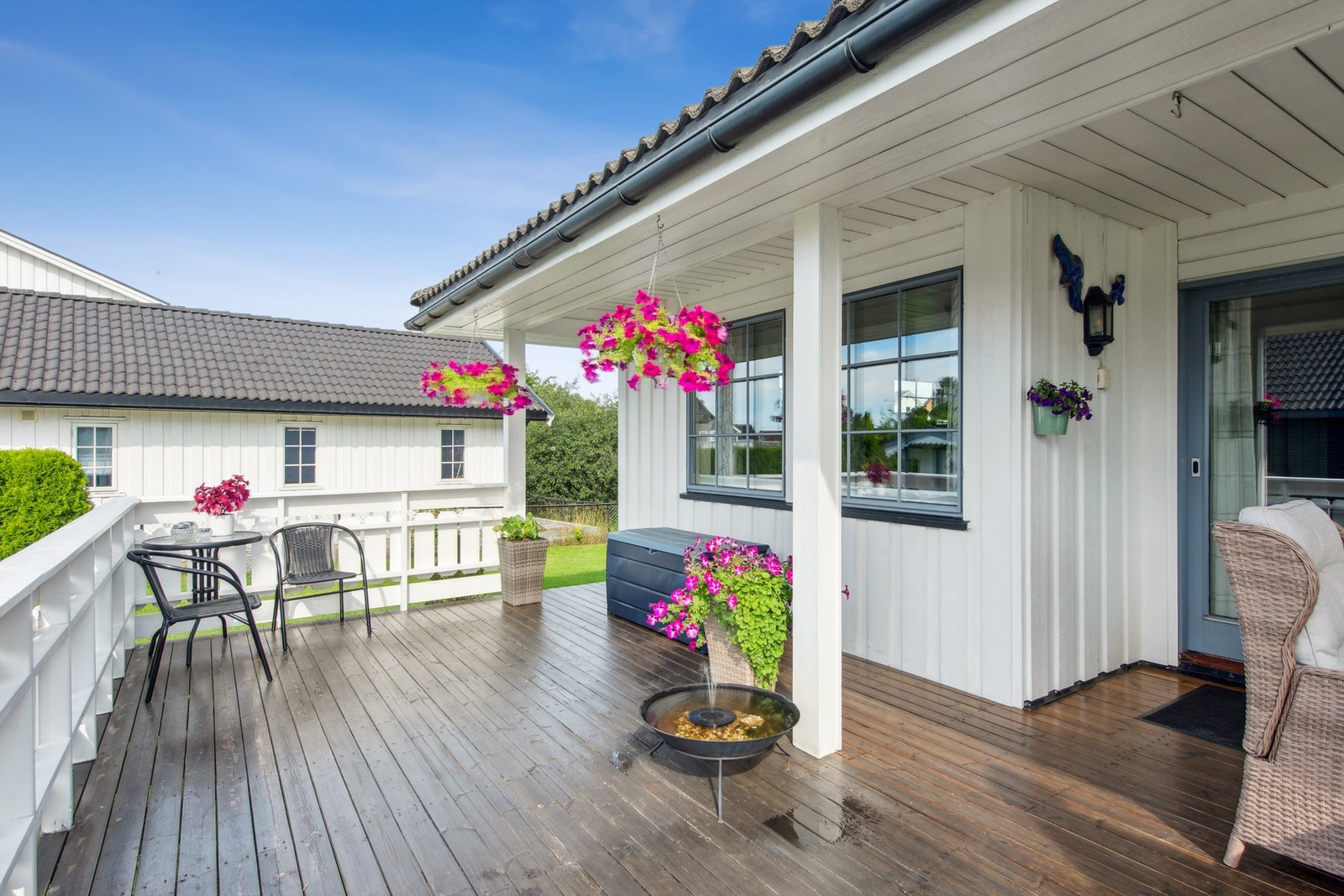 Terrassen byr på skjermede uteplasser med impregnert terrassebord og lavt rekkverk. Galleribilde