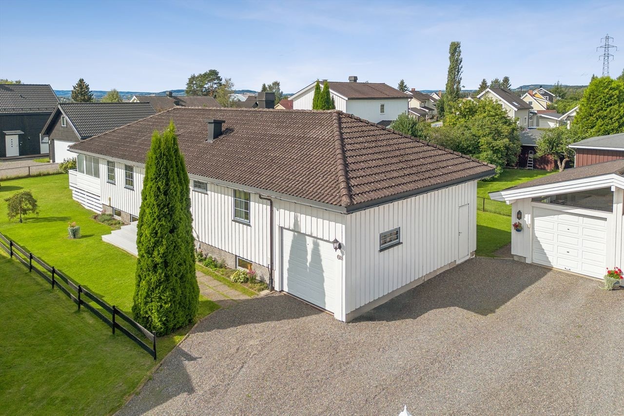 Boligen har romslig gårdsplass og garasjeplass for 2 biler. Galleribilde