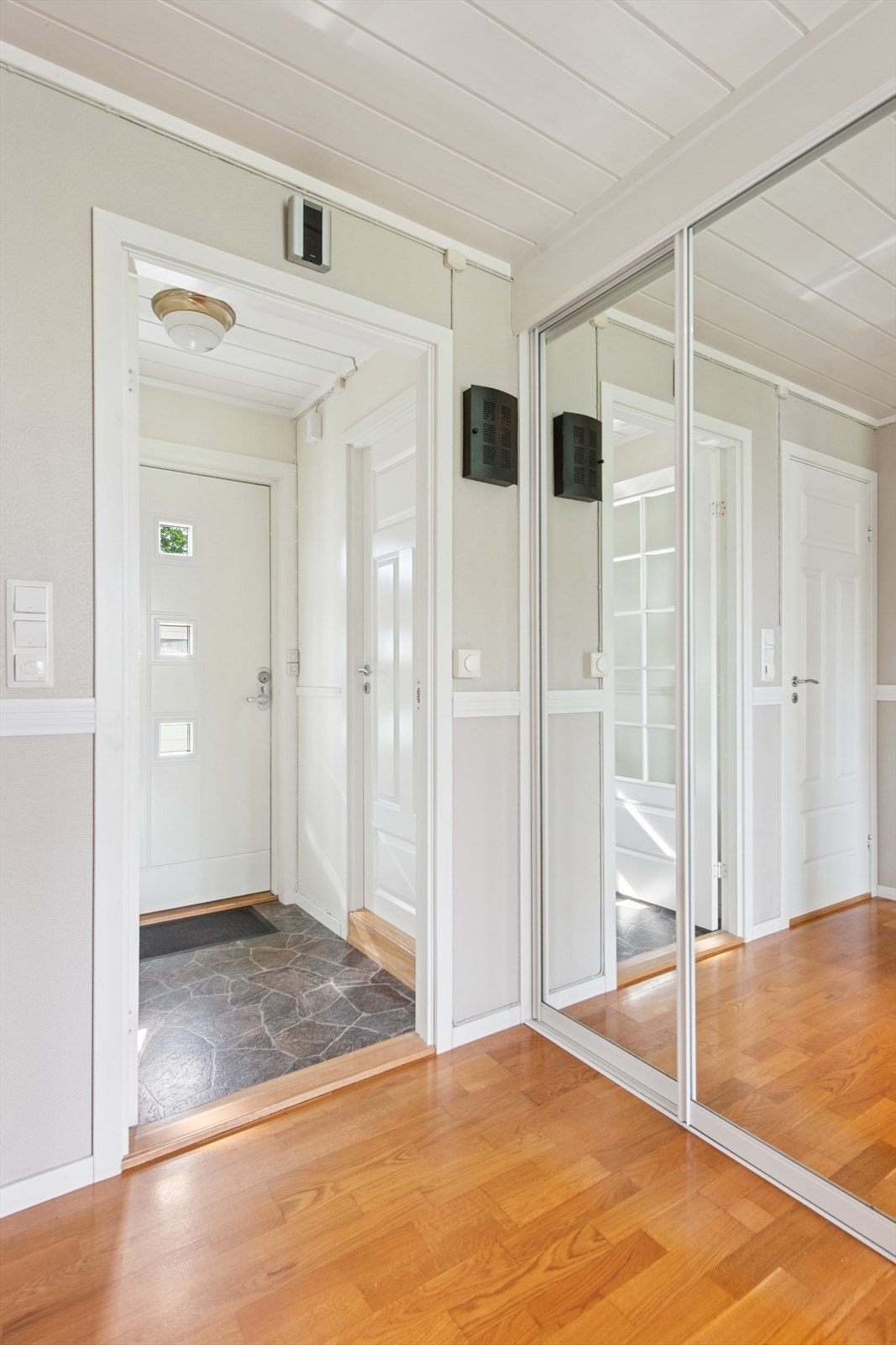 Velkommen inn! Entré med parkettgulv og speilskyvedørsgarderobe gir rikelig med oppbevaringsplass. Galleribilde
