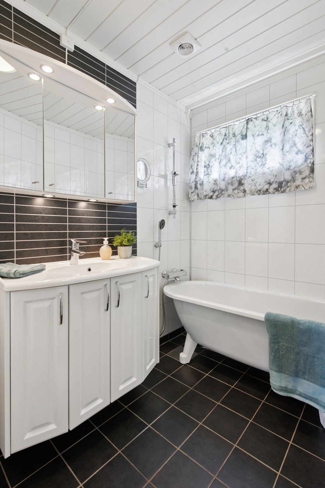 Badet fra 2015 har flislagt gulv med varmekabler og stilrent badekar. Galleribilde