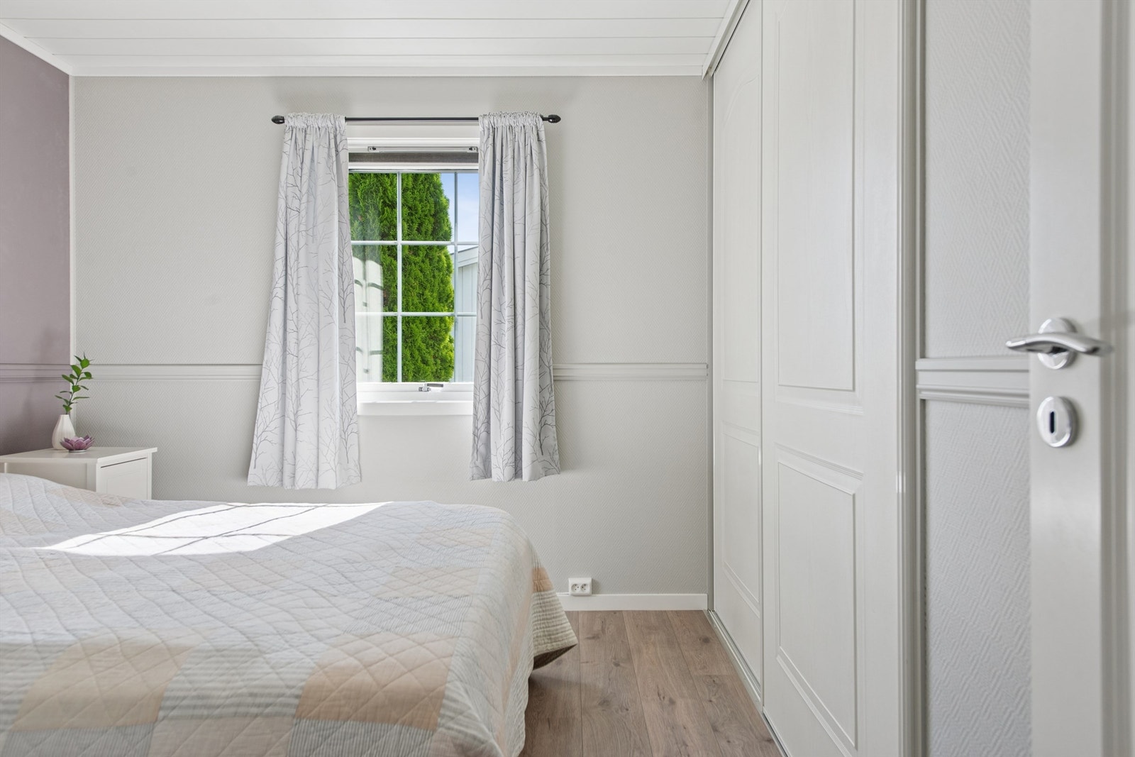 Hovedsoverommet har skyvedørsgarderobe og behagelig atmosfære. Galleribilde
