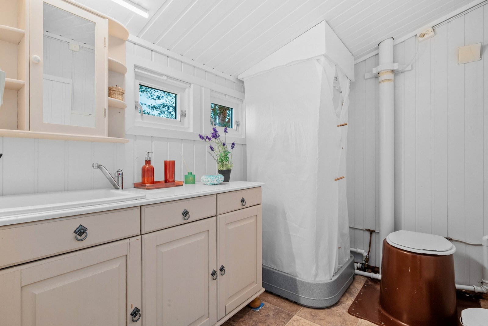 Wc-rommet er innredet med dusjkabinett. Galleribilde