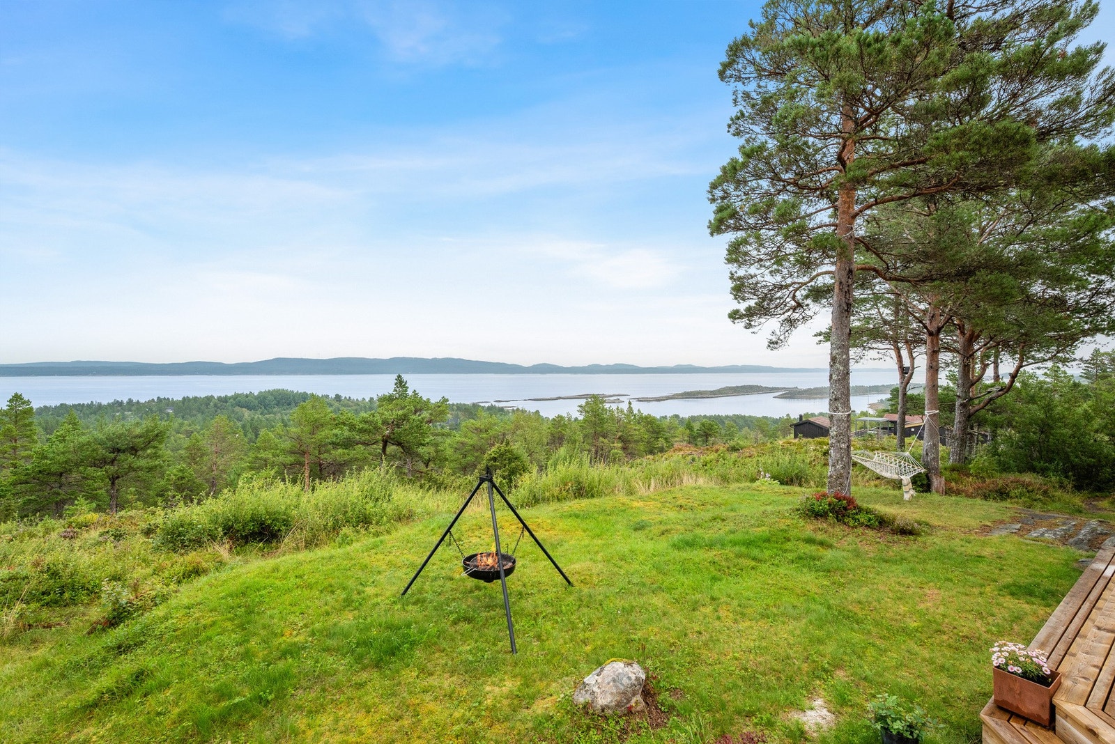 Alt er tilrettelagt for aktive feriedager, med fiskevann, badeplasser og nydelig turterreng sommer som vinter. Galleribilde