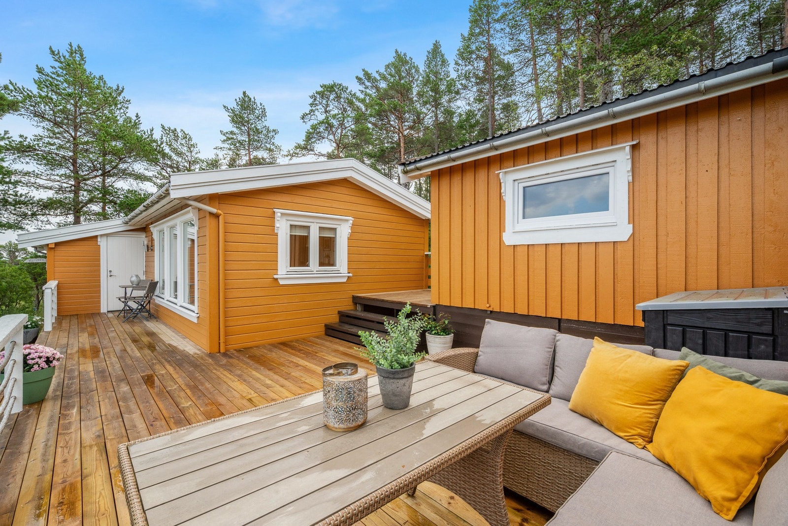 Uteplassen innredes enkelt i ulike soner, og innbyr til både stille stunder og lange, sosiale kvelder. Galleribilde