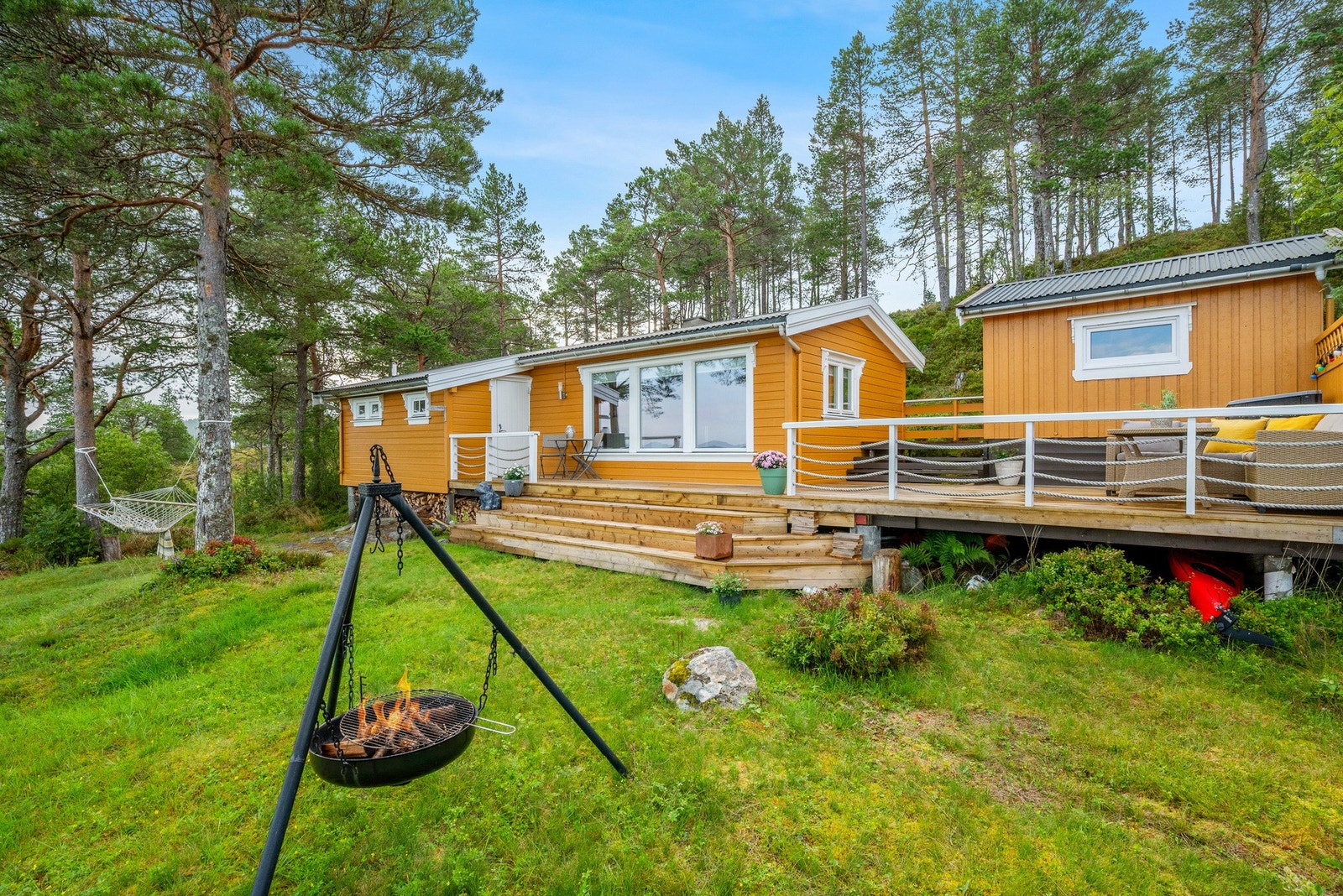 Eiendommen oppleves som en privat, liten oase med mye boltreplass for store og små. Galleribilde