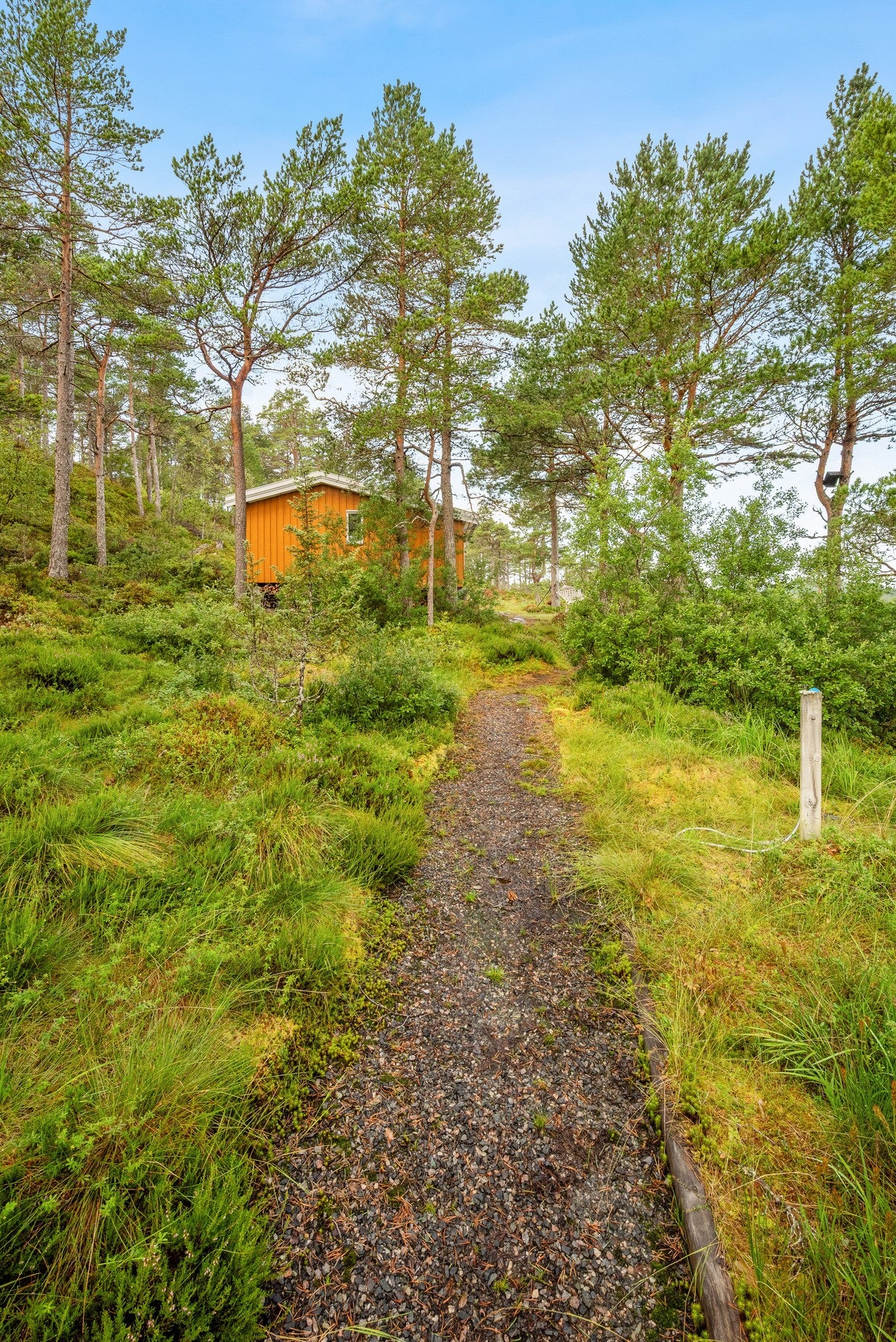 Nede ved veien er det mulighet for parkering, og herfra er det en gangsti opp til selve hytta. Galleribilde