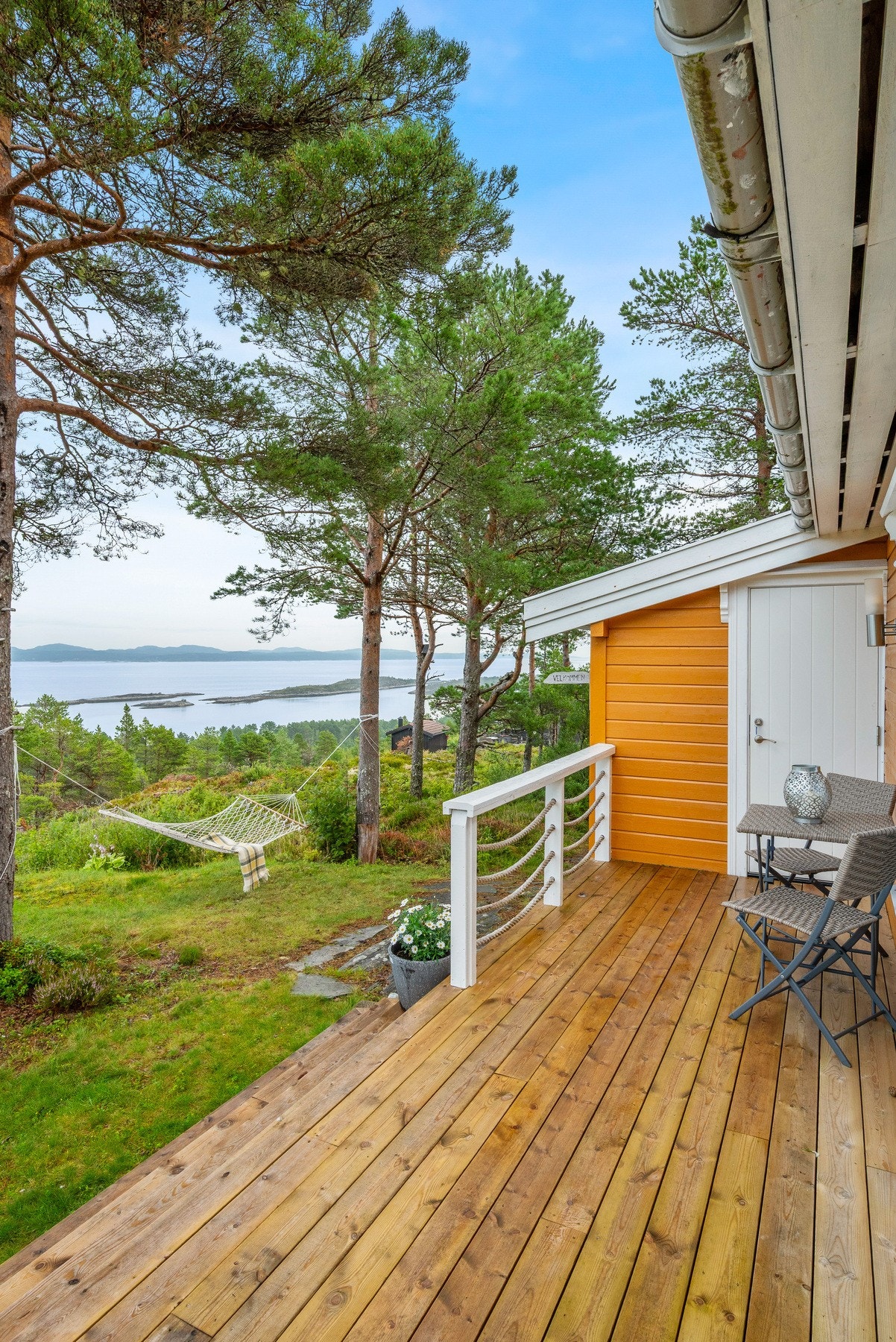 Terrassen måler ca. 36 kvm og ble oppgradert i 2024 - blant annet med ny trapp. Galleribilde