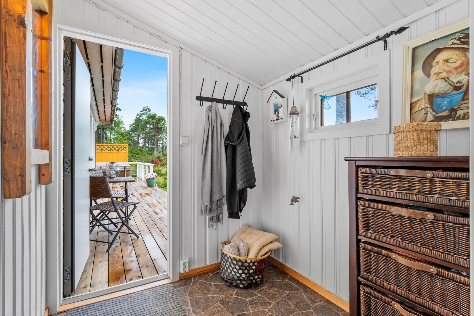 Vel inne passer det fint å innrede med knagger og skohyller i entreen. Galleribilde