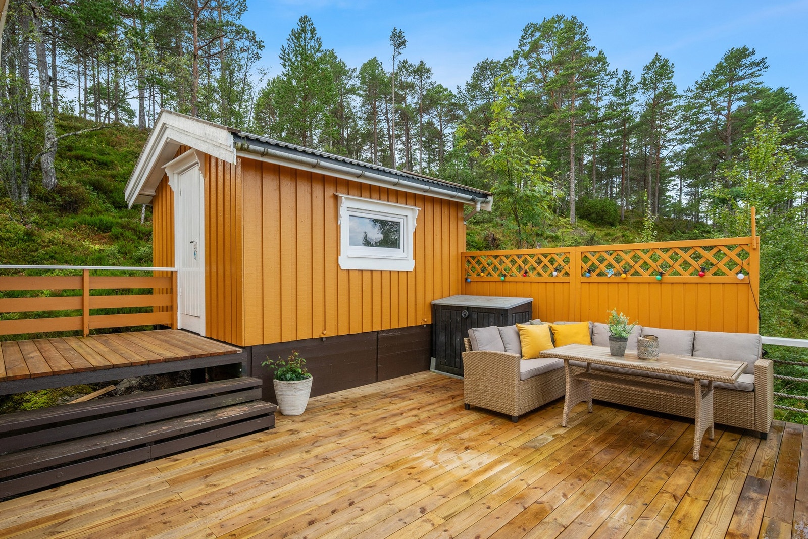 Terrassen binder hytta sammen med et hendig anneks på ca. 9 kvm. Galleribilde