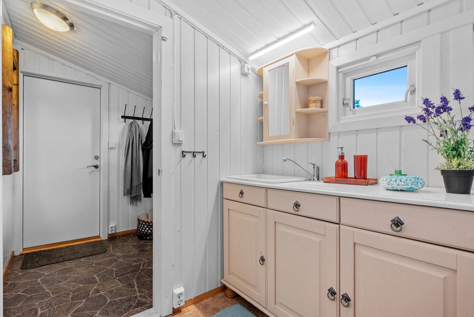 Det er innlagt sommervann i hytta, hentet fra en nærliggende vannkilde. Galleribilde