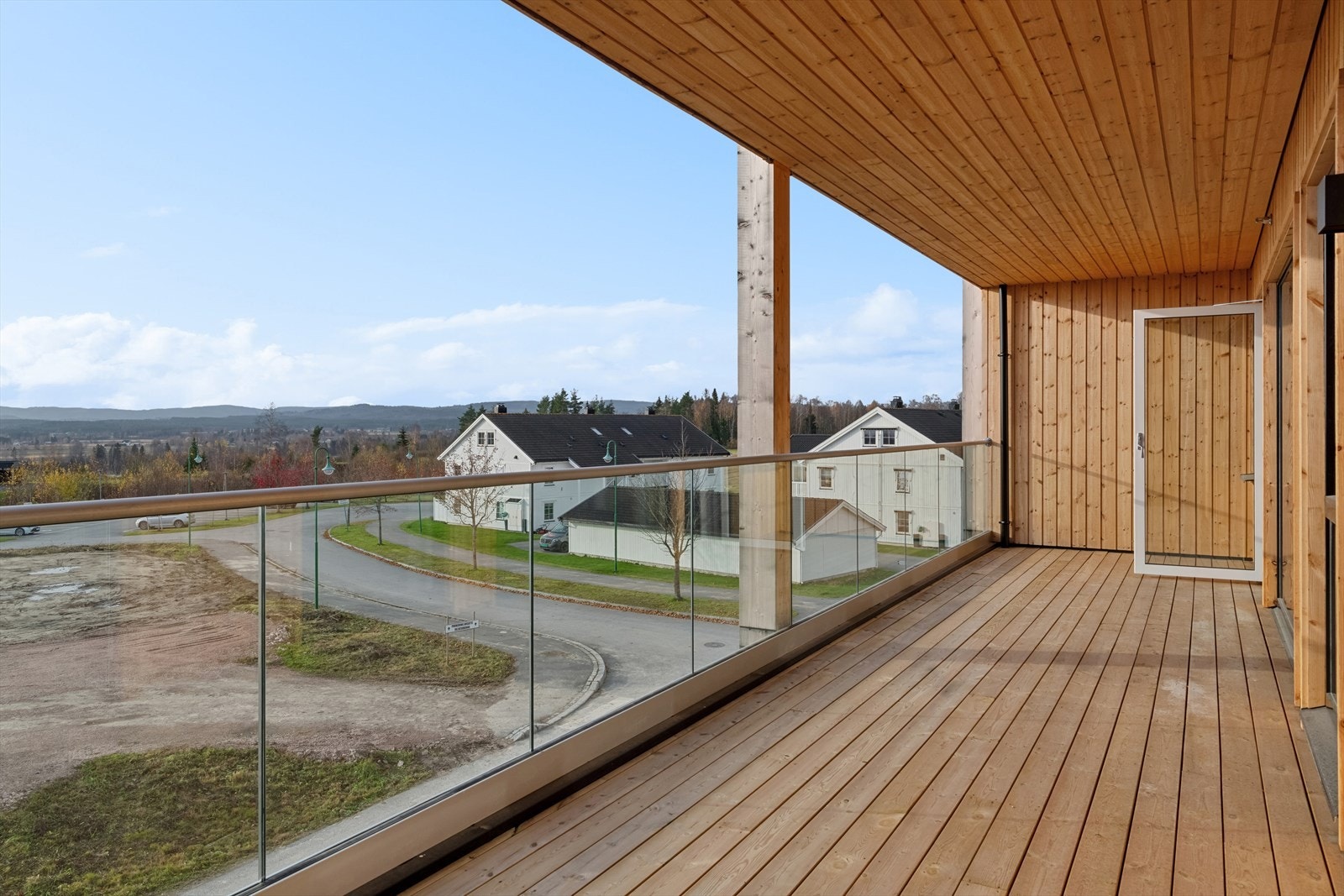 Det er to utganger til den store verandaen (Bildet er fra tilsvarende leilighet i 3. etg.) Galleribilde