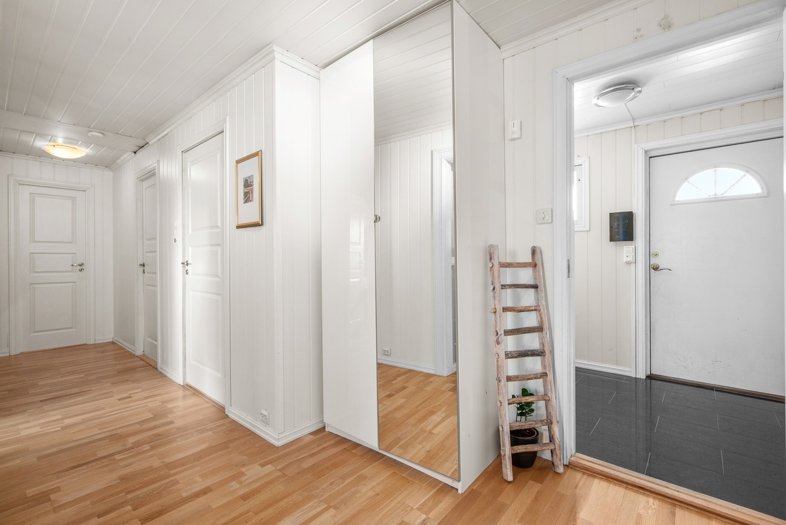 Gang med garderobeskap og sikringsskap. Galleribilde