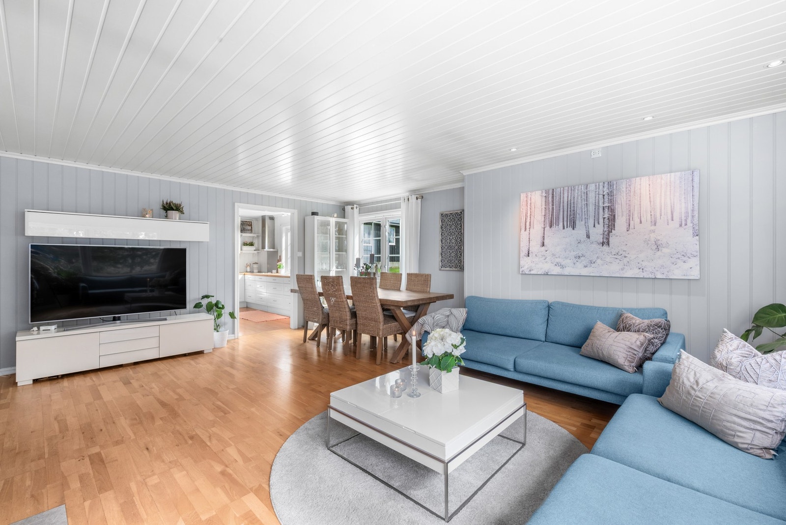 Stuen gir rom for spisegruppe. Galleribilde