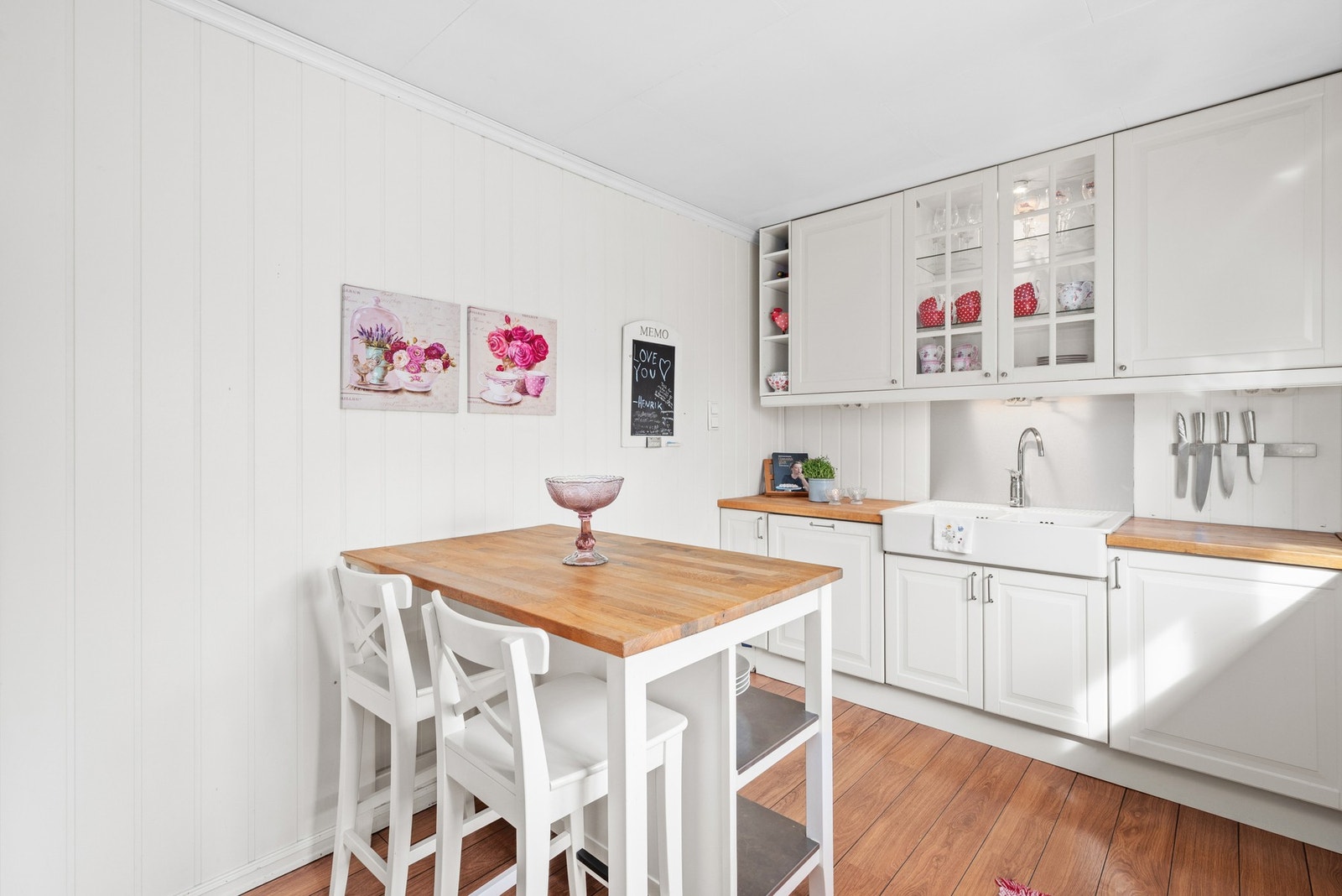 Det er godt med skap -og benkeplass. Galleribilde