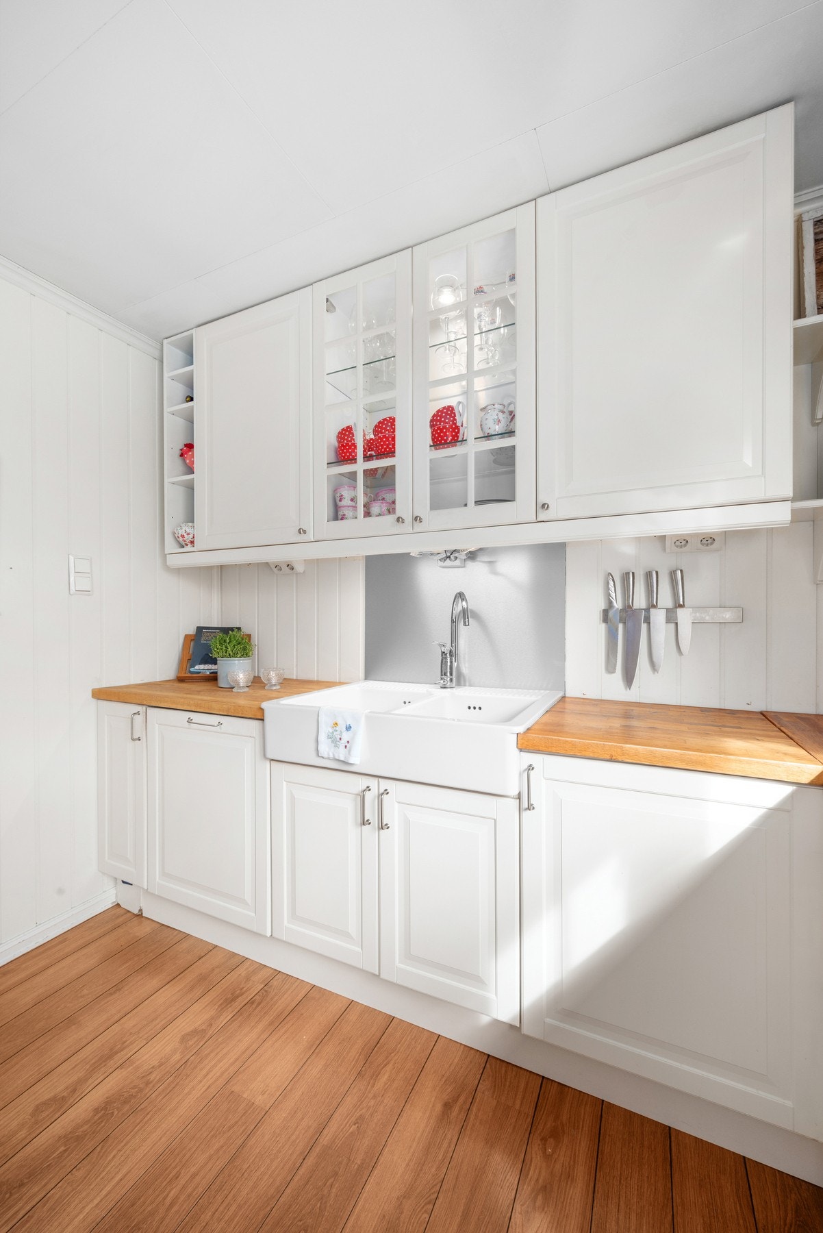 Integrert komfyr, mikroovn og oppvaskmaskin. Galleribilde