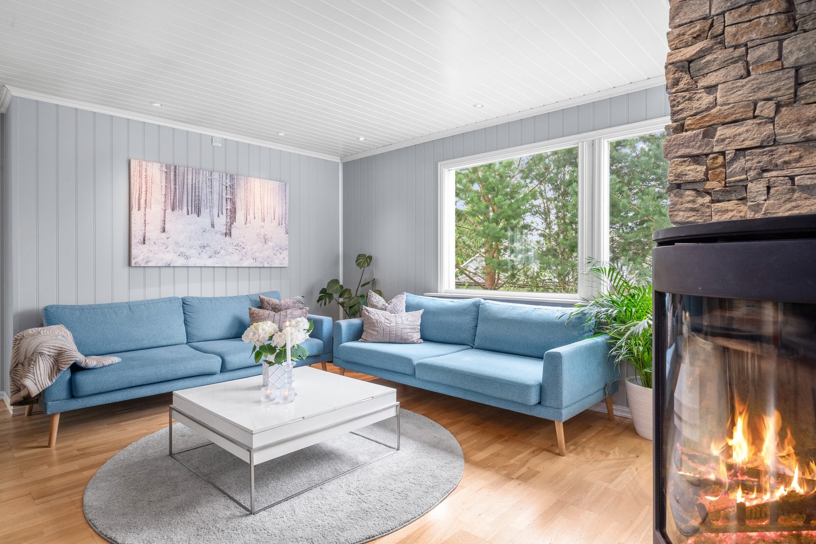 Stuen har parkett på gulv og downlights i tak. Galleribilde