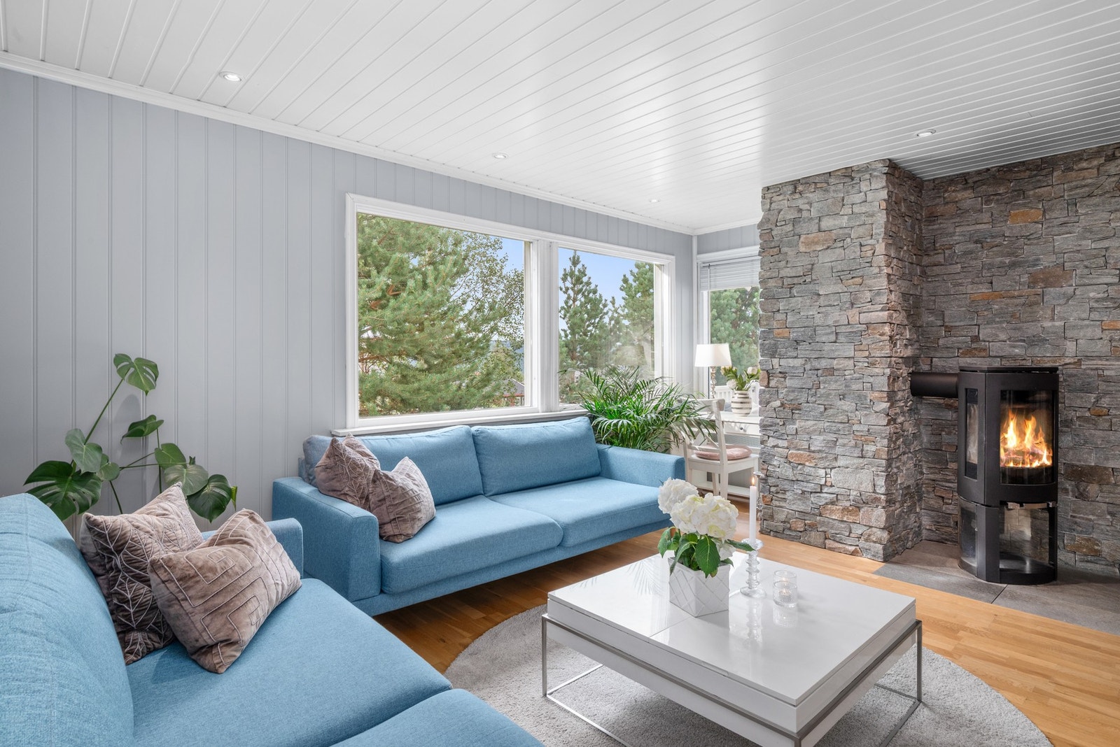 I 2012 ble det byttet til nye trevinduer av 3-lags glass samt 2-lags fastvinduer på stuen med nye glass i 2009. Galleribilde