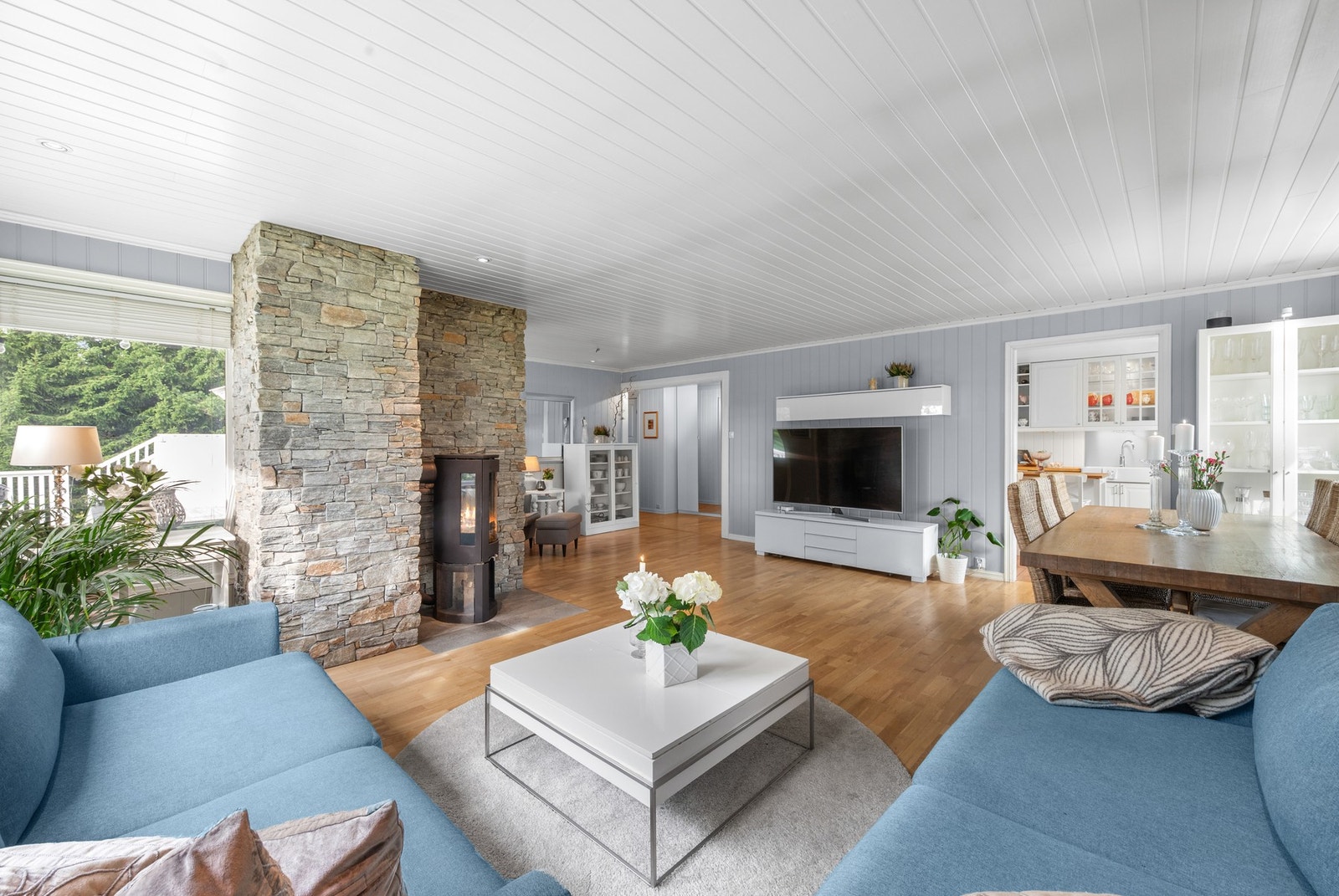 Det er elektrisk oppvarming, varmepumpe og vedovn. Galleribilde