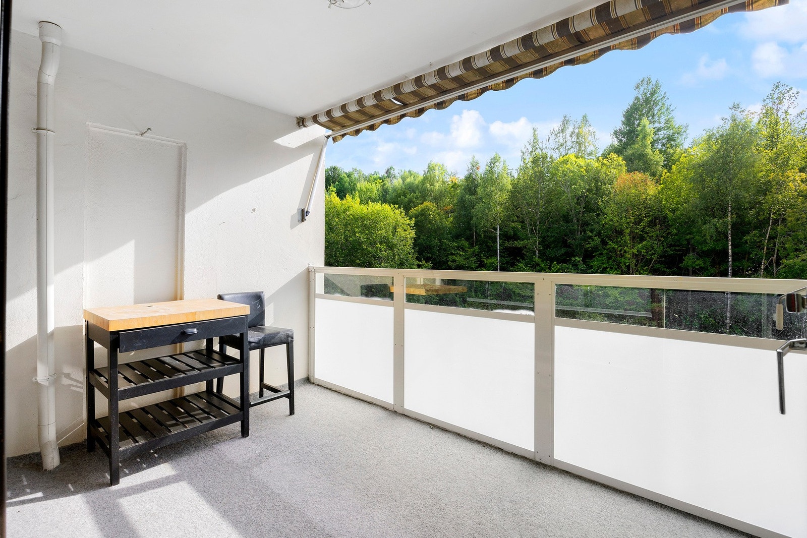 Fra stuen kommer du ut til en vestvendt, overbygget balkong på 8 kvm med hyggelig utsikt og gode solforhold. Galleribilde