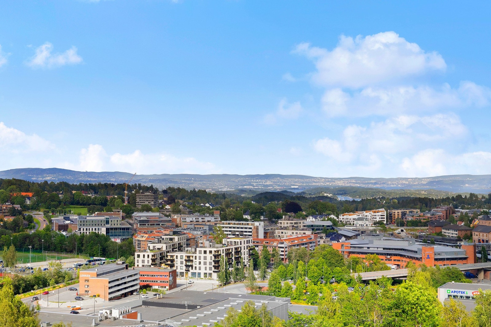 Leiligheten ligger i 6. etasje og byr på nydelig utsikt mot Asker sentrum og Oslo. Galleribilde