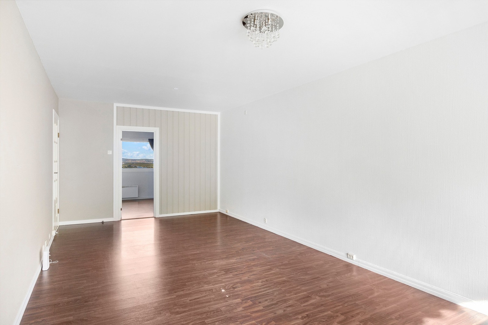 Romslig stue med god plass til både sofagruppe og spisebord. Galleribilde