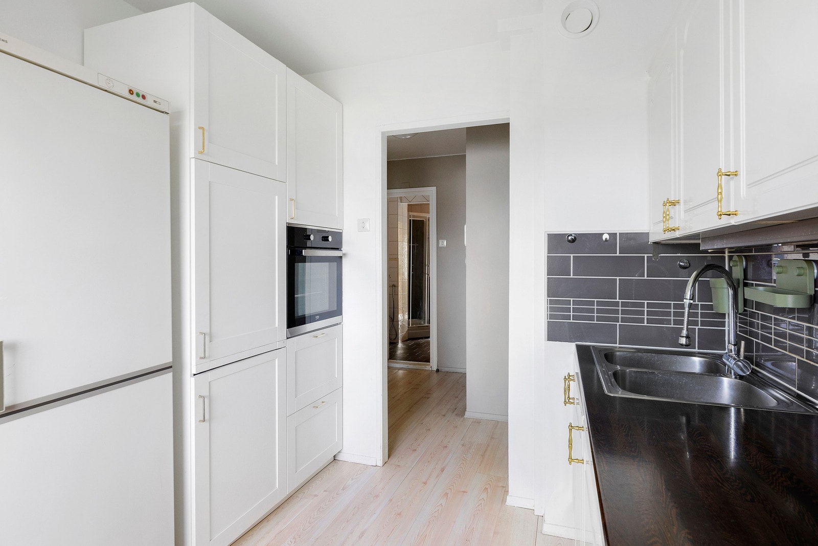 Videre fra entréen har du adkomst til leilighetens kjøkken. Galleribilde