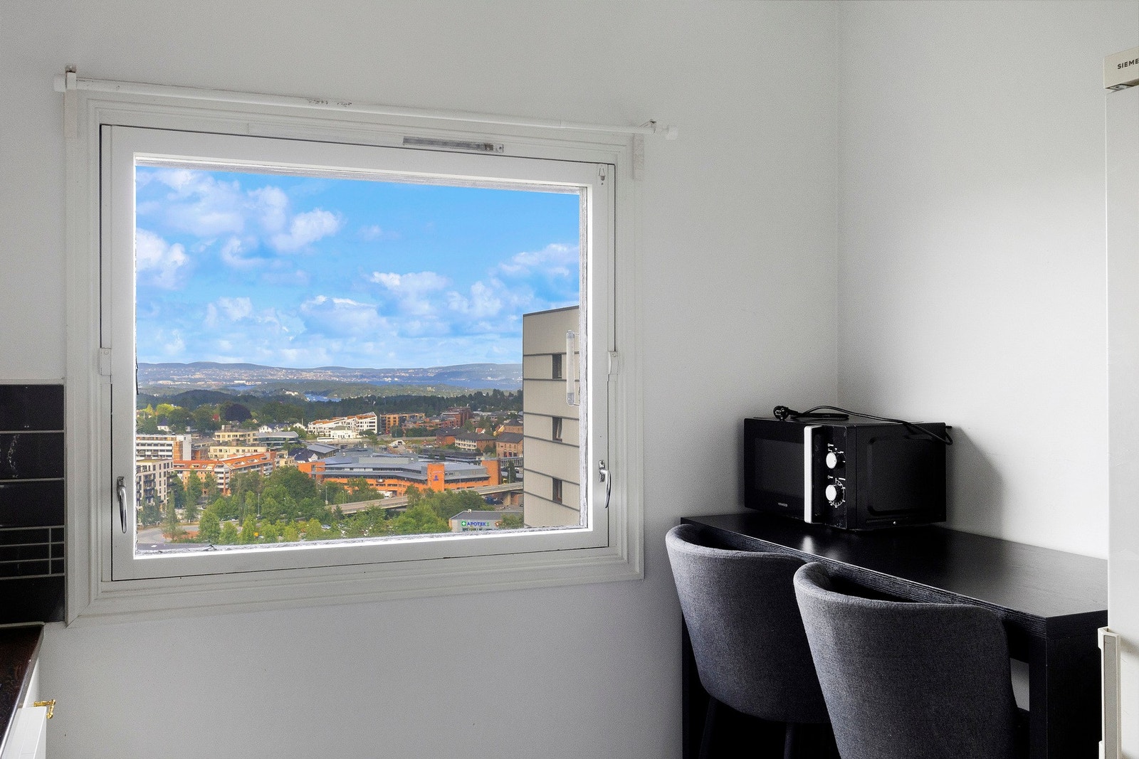 Nydelig utsikt fra kjøkkenvinduet. Galleribilde