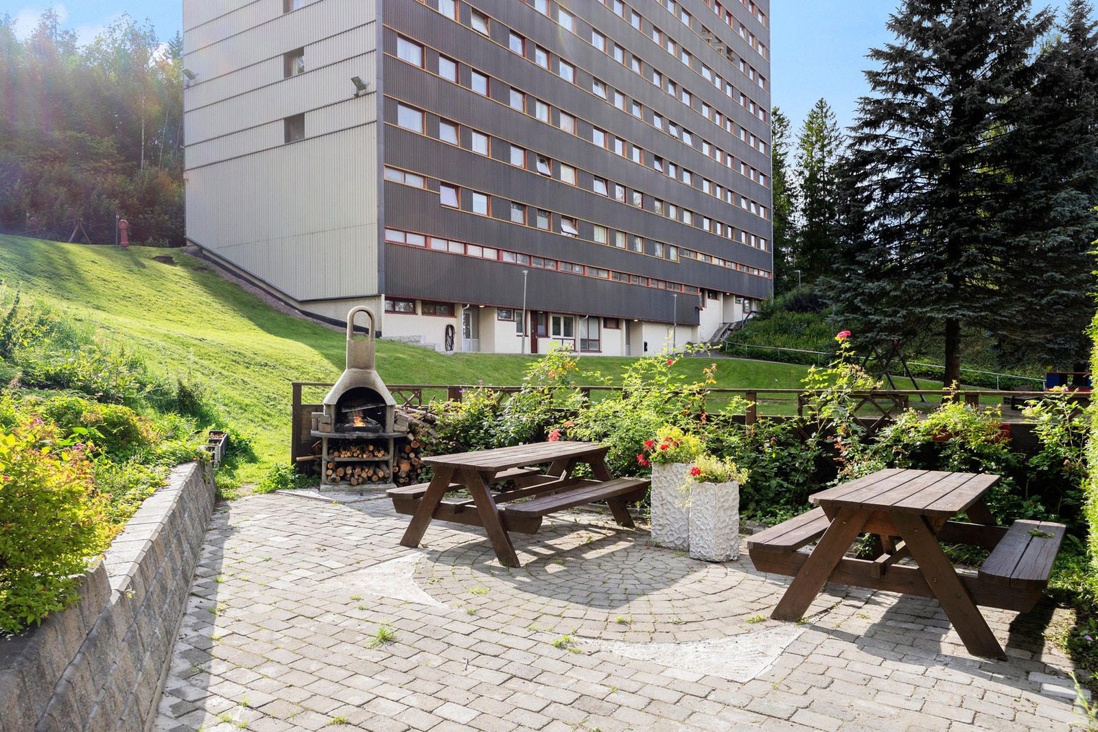 Flotte fellesområder med sittegrupper og lekeplasser Galleribilde