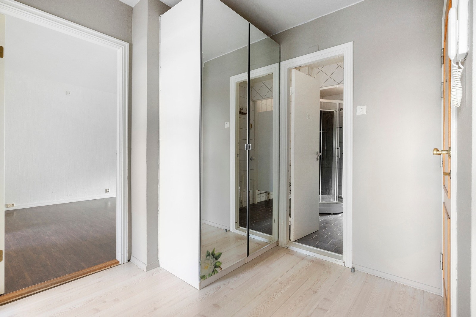 Lys og praktisk entré. Galleribilde