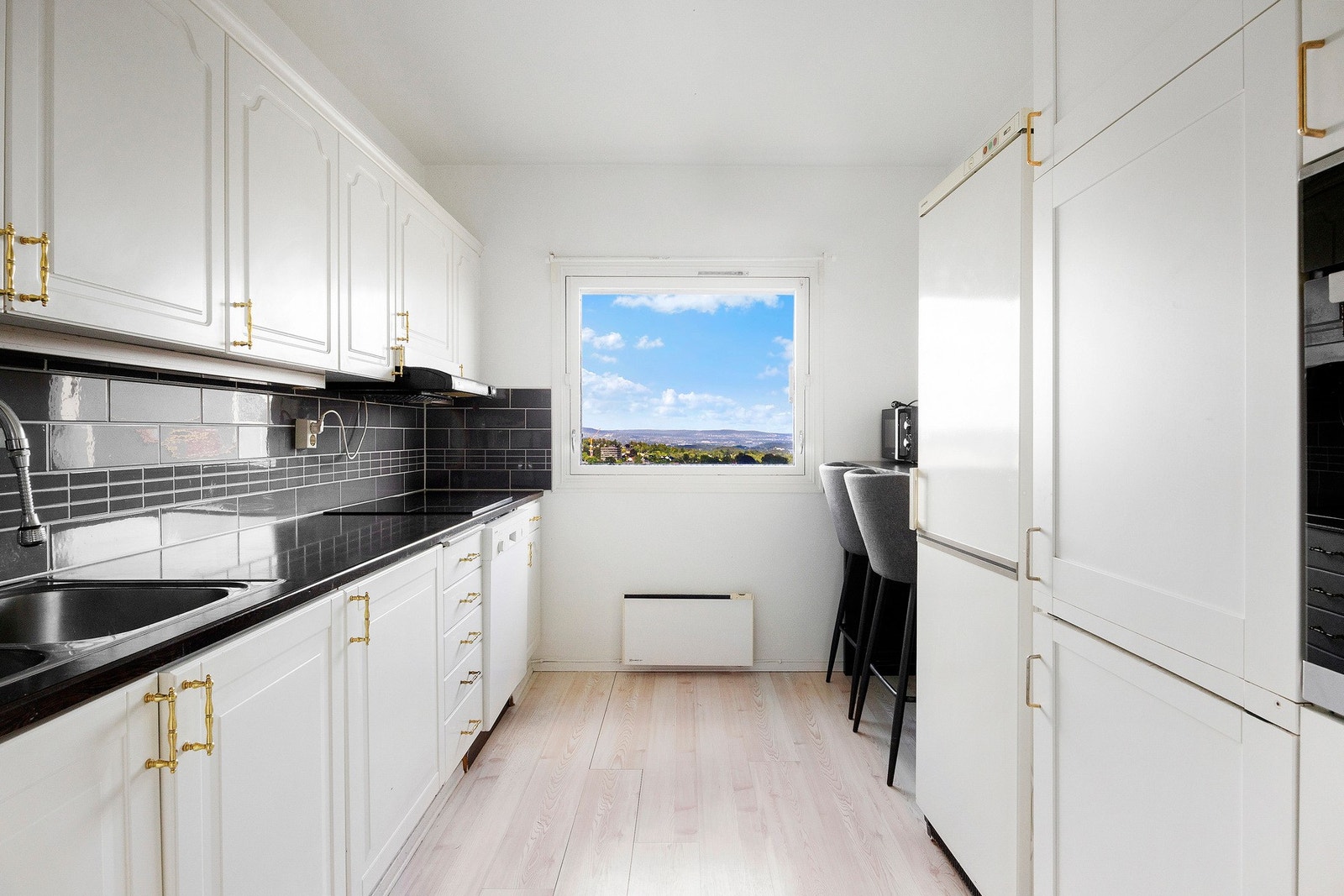 Kjøkkenet er innredet med profilerte fronter og laminert benkeplate. Legg merke til utsikten! Galleribilde