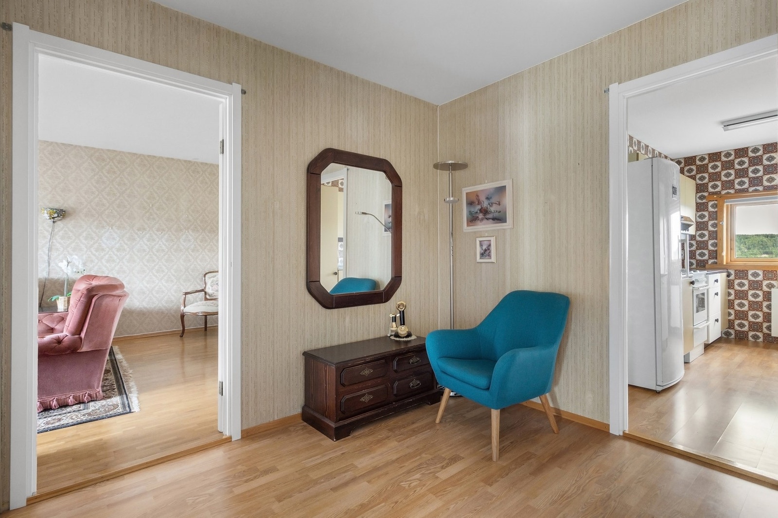 Det er fine lyslinjer i entréen. Galleribilde