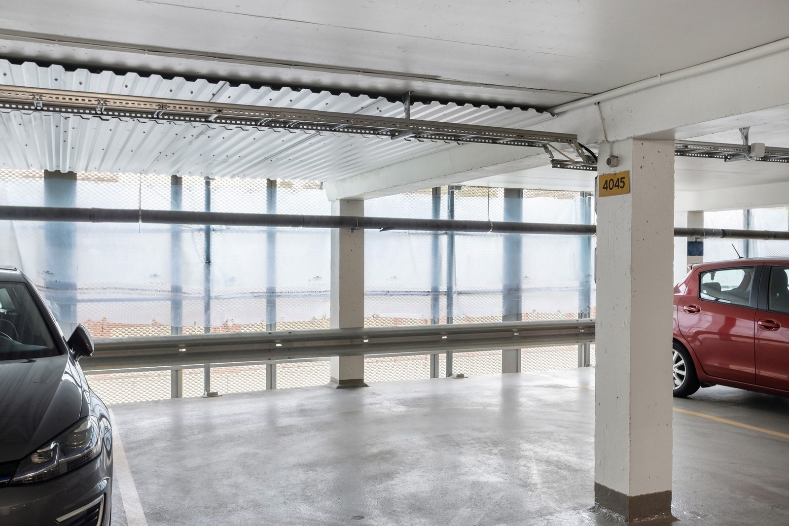 Det følger egen biloppstillingsplass i felles garasjeanlegg. Det kan monteres lader for elbil. Galleribilde